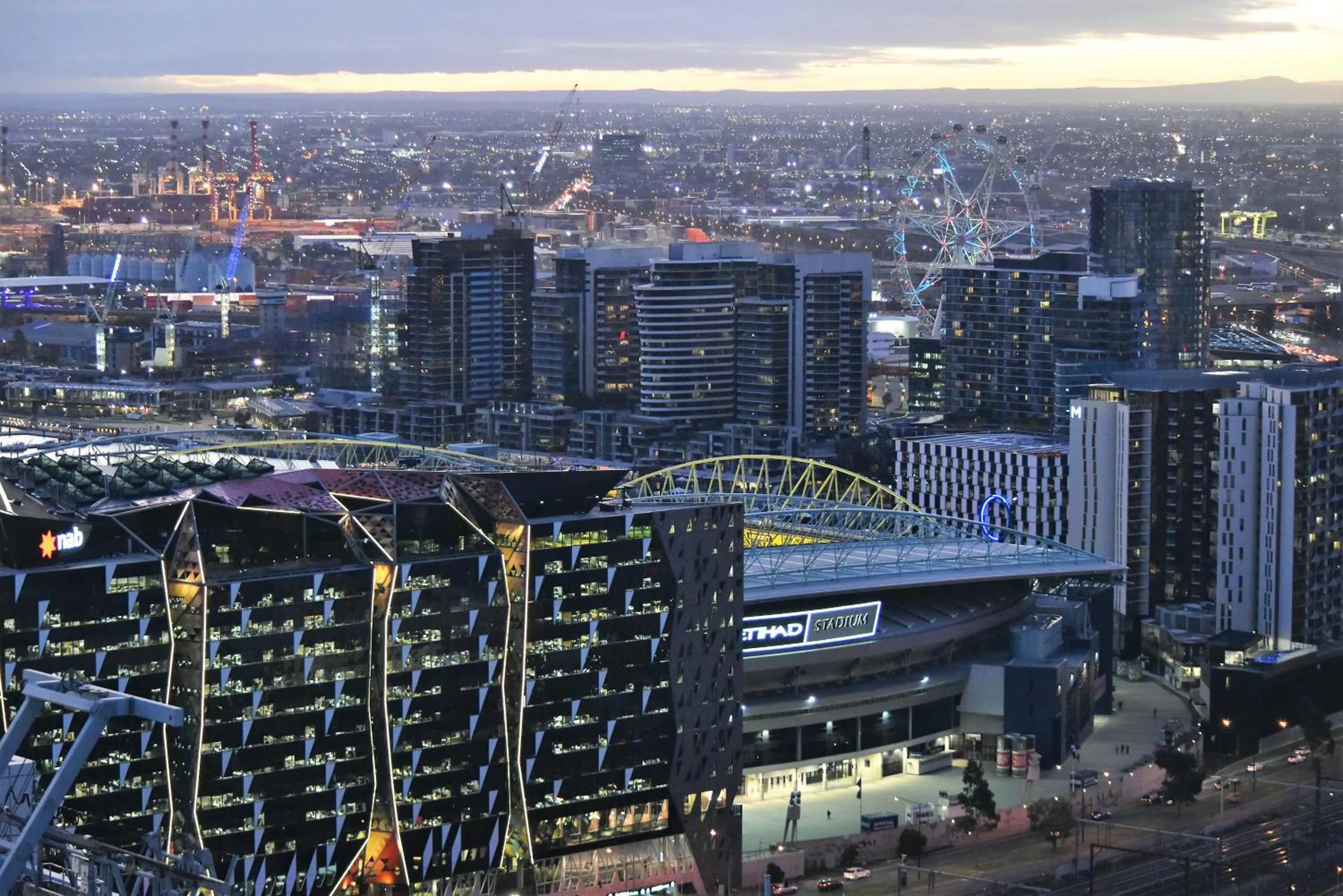 Landmark view, City View in Melbourne SkyHigh Apartments
