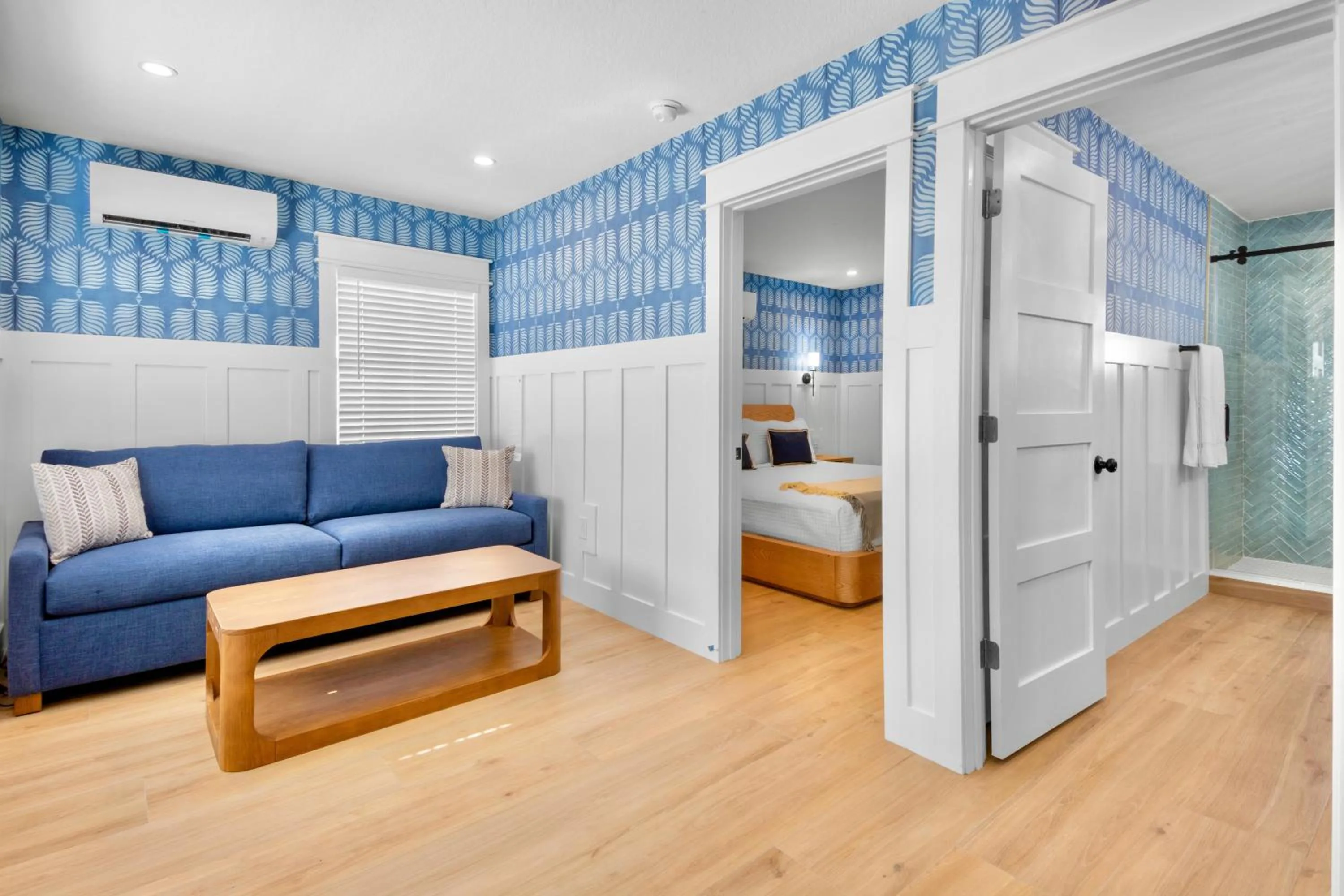 Seating area, Bed in Azul Resort Siesta Key