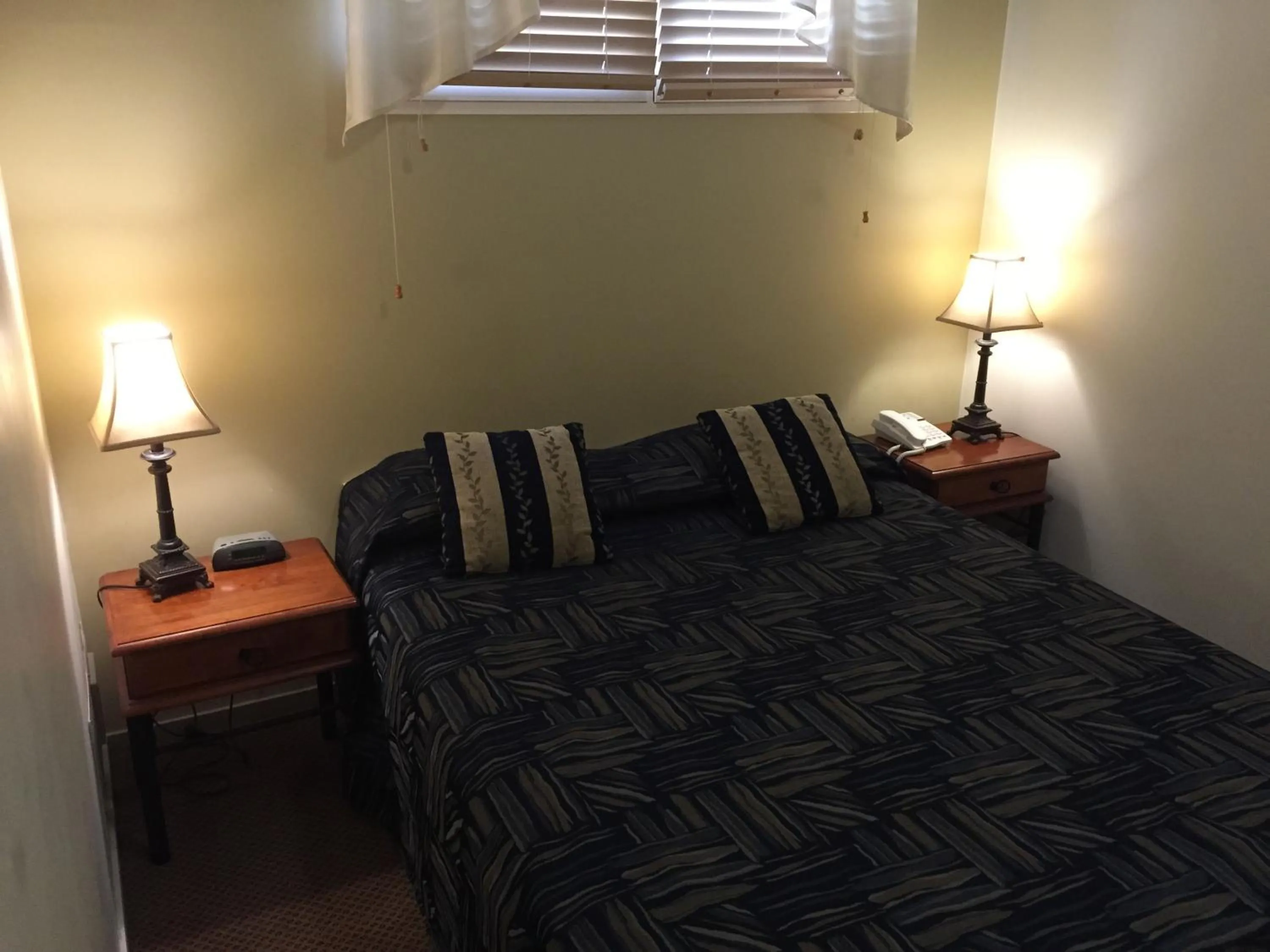 Bed in Criterion Hotel-Motel Rockhampton