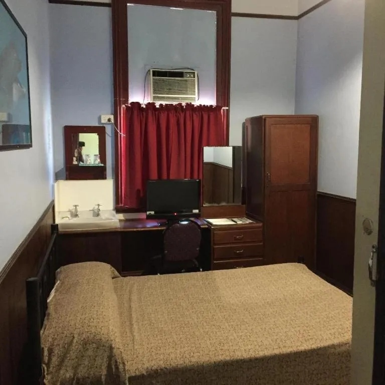 Bed in Criterion Hotel-Motel Rockhampton