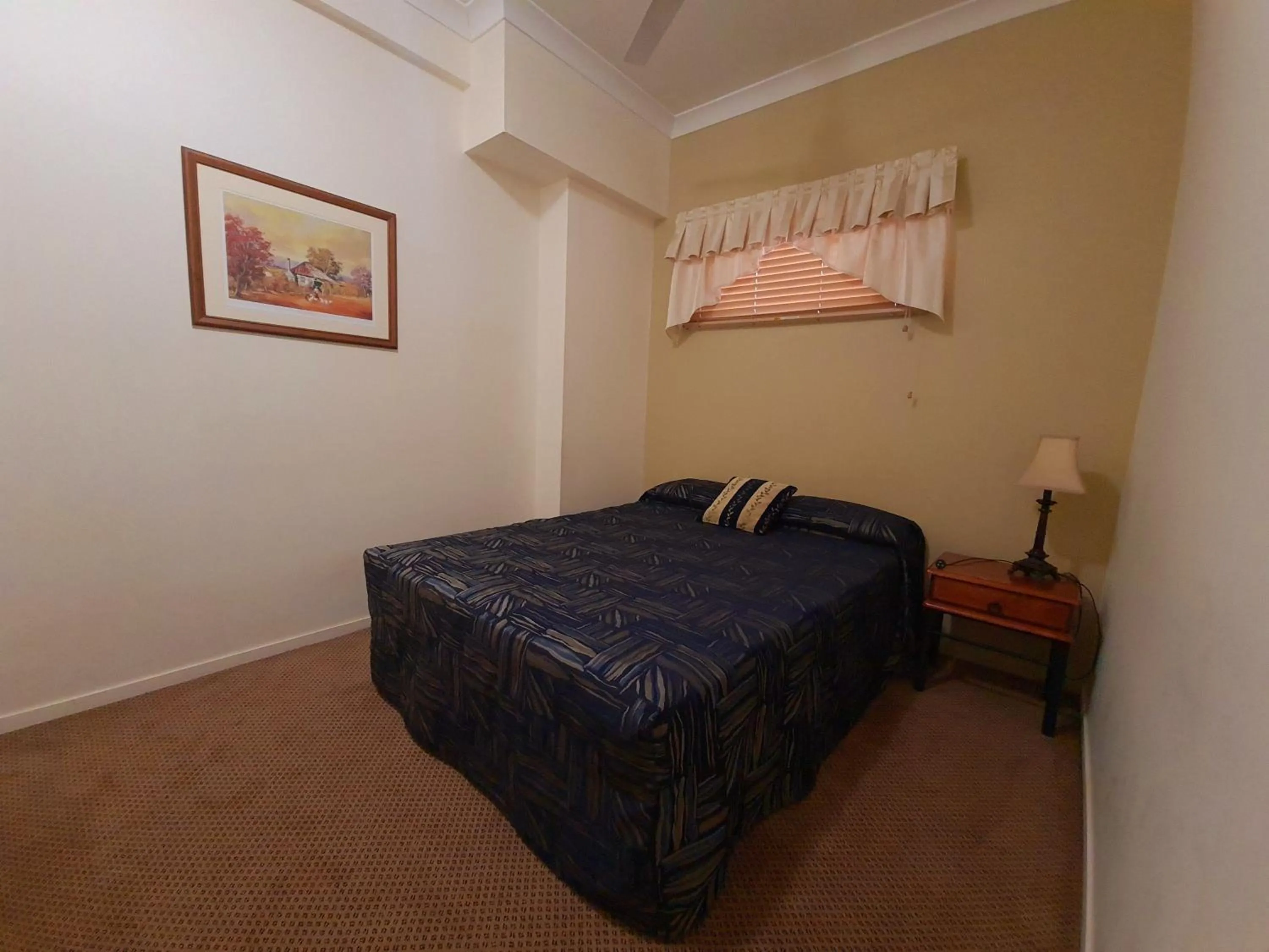 Bed in Criterion Hotel-Motel Rockhampton