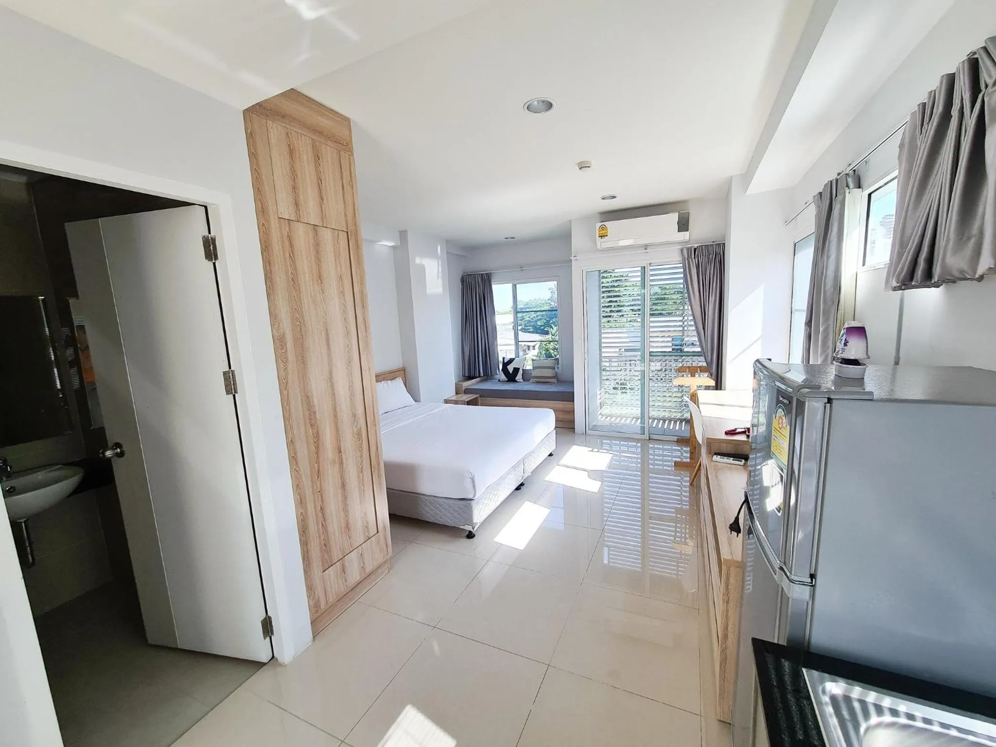 Guests, Bed in Des Res Hotel and Residence