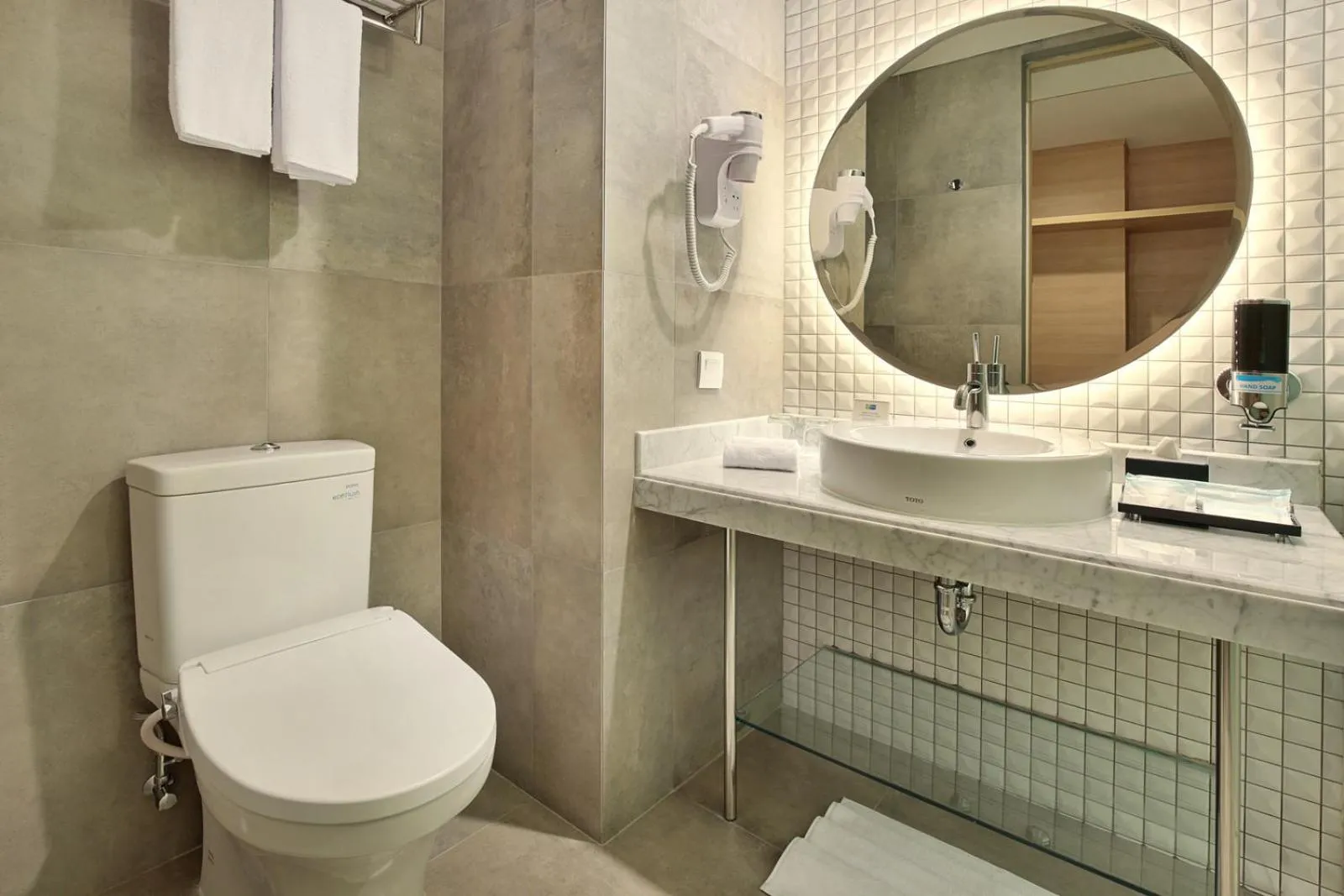 Toilet in Holiday Inn Express Jakarta Wahid Hasyim by IHG