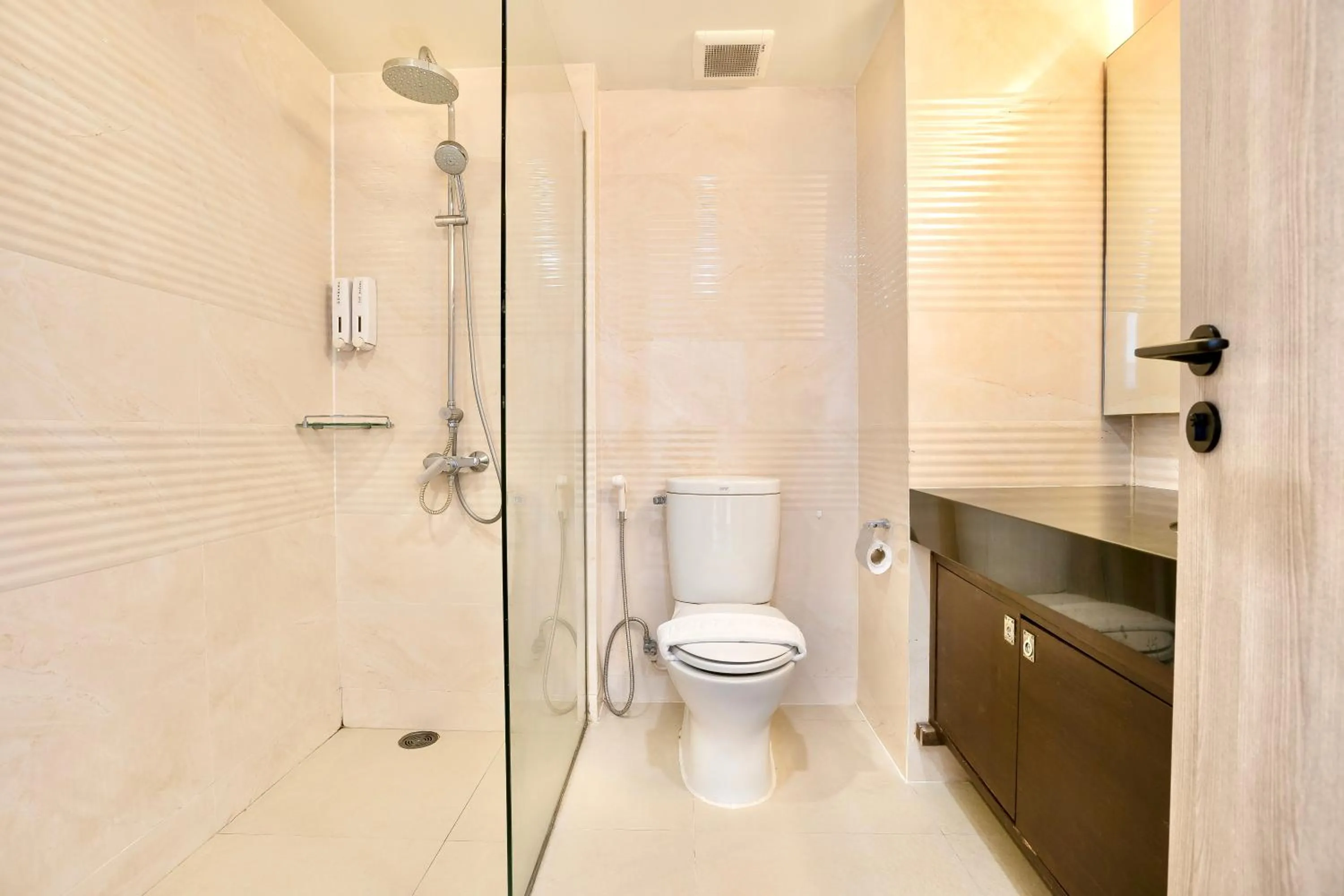 Shower in The One Bay Breeze