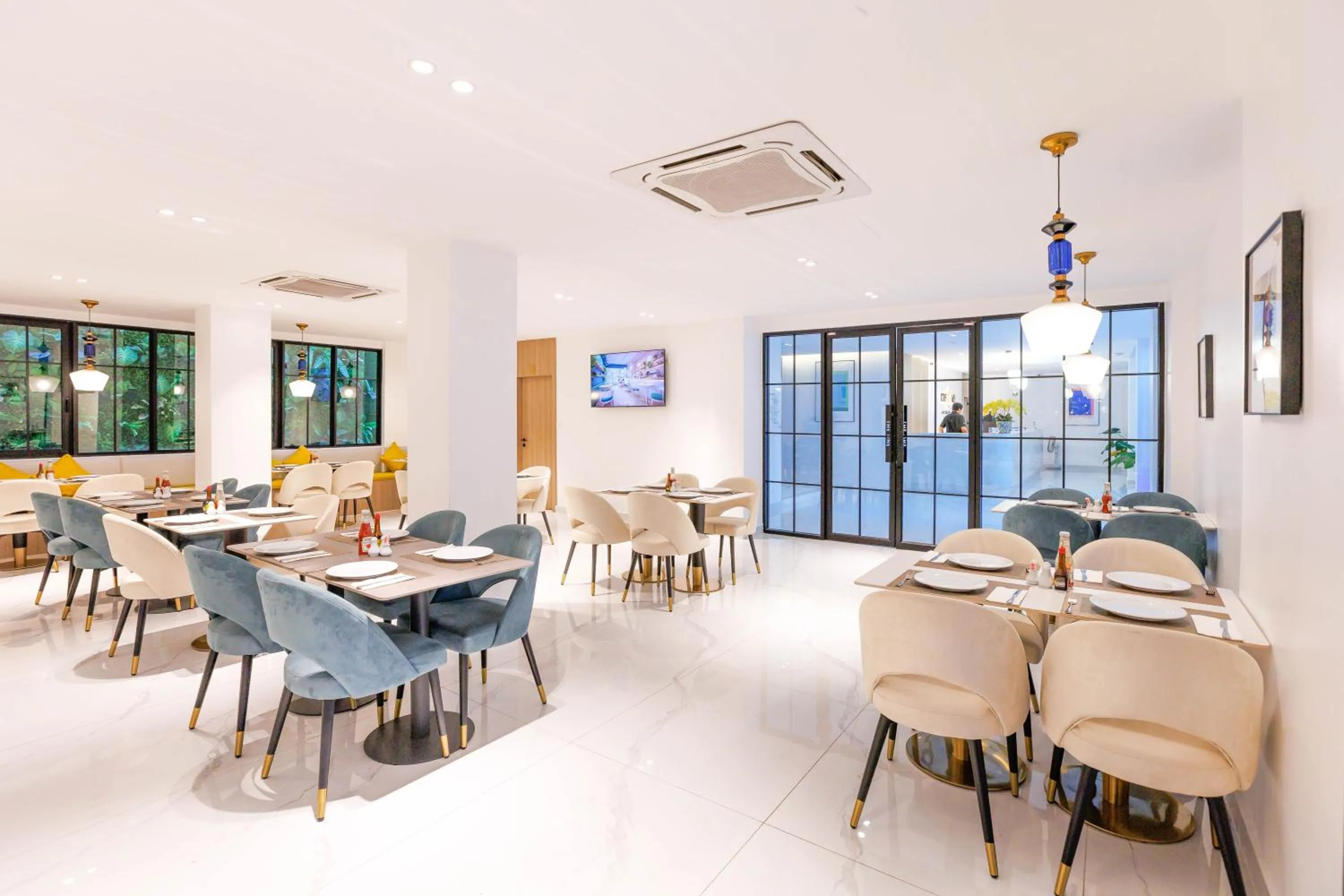 Restaurant/places to eat in The One Bay Breeze