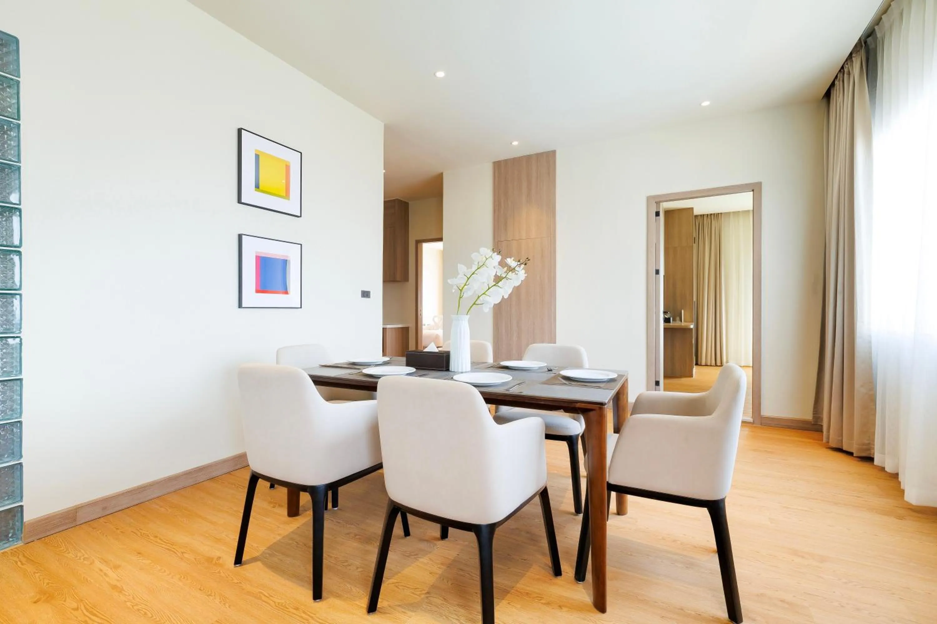 Restaurant/places to eat in The One Bay Breeze