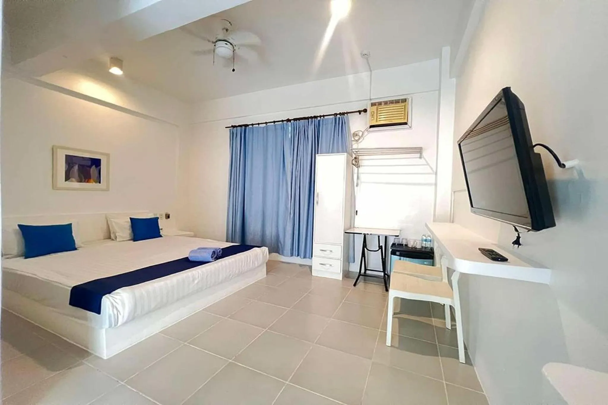 Bedroom, Bed in Coron Bluewave Hotel