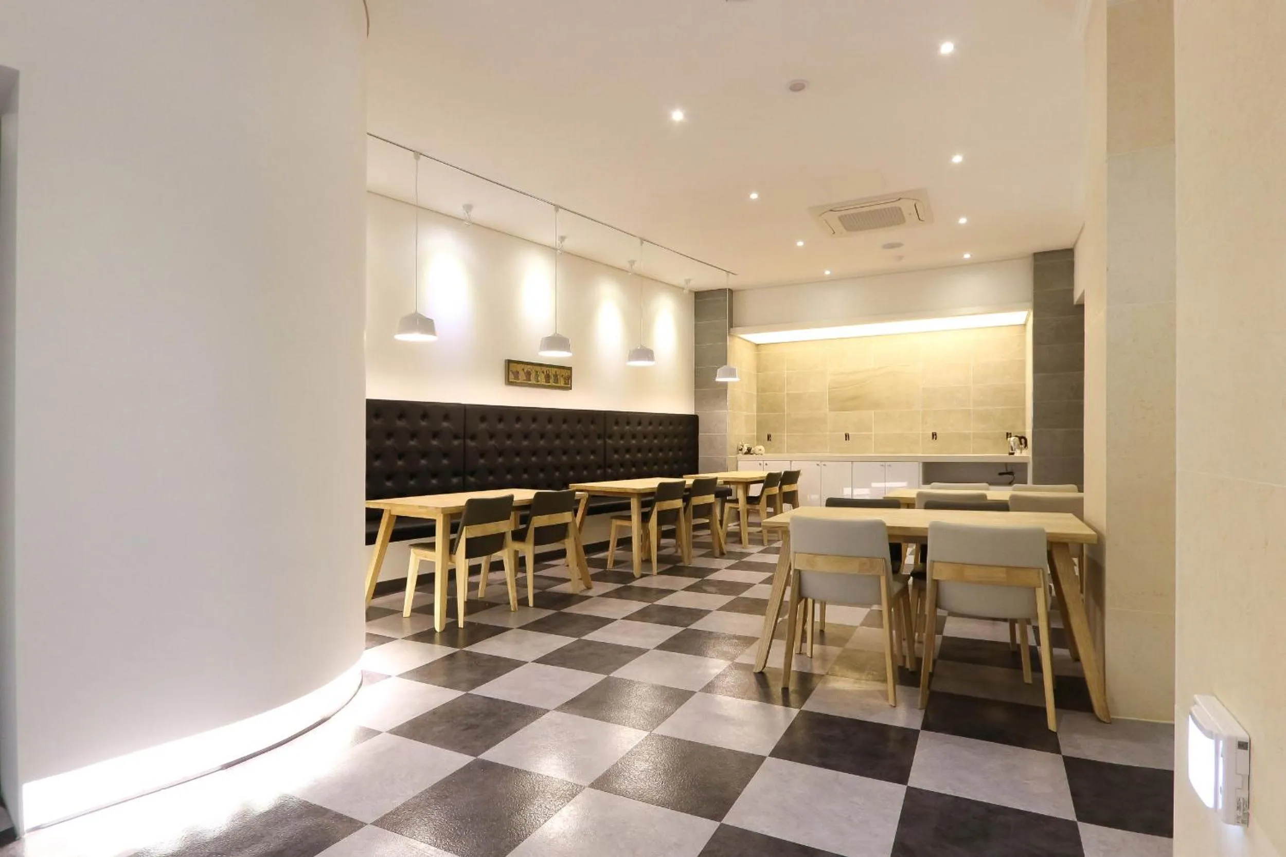 Restaurant/Places to Eat in Best In City Hotel