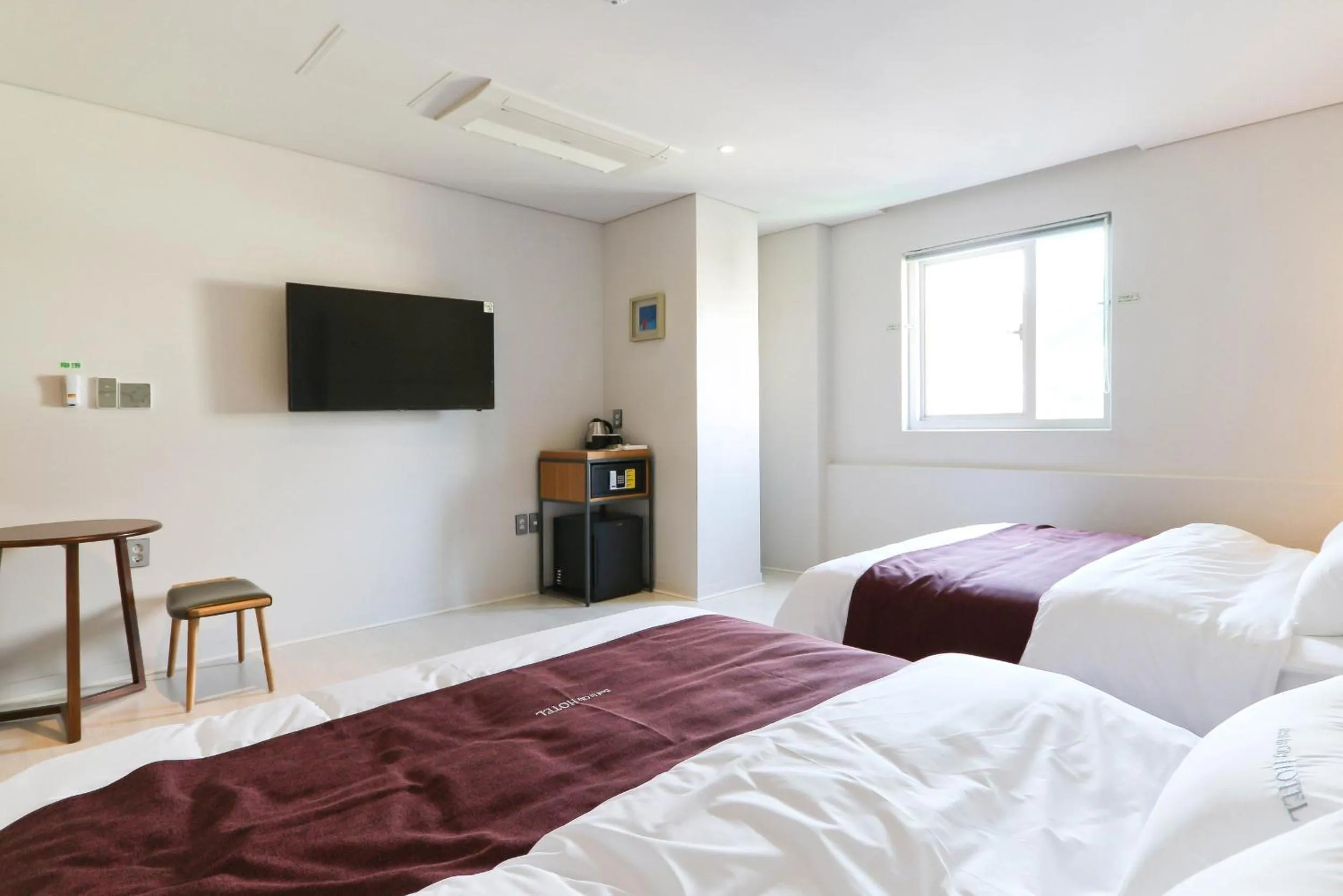 Bed, TV/Entertainment Center in Best In City Hotel