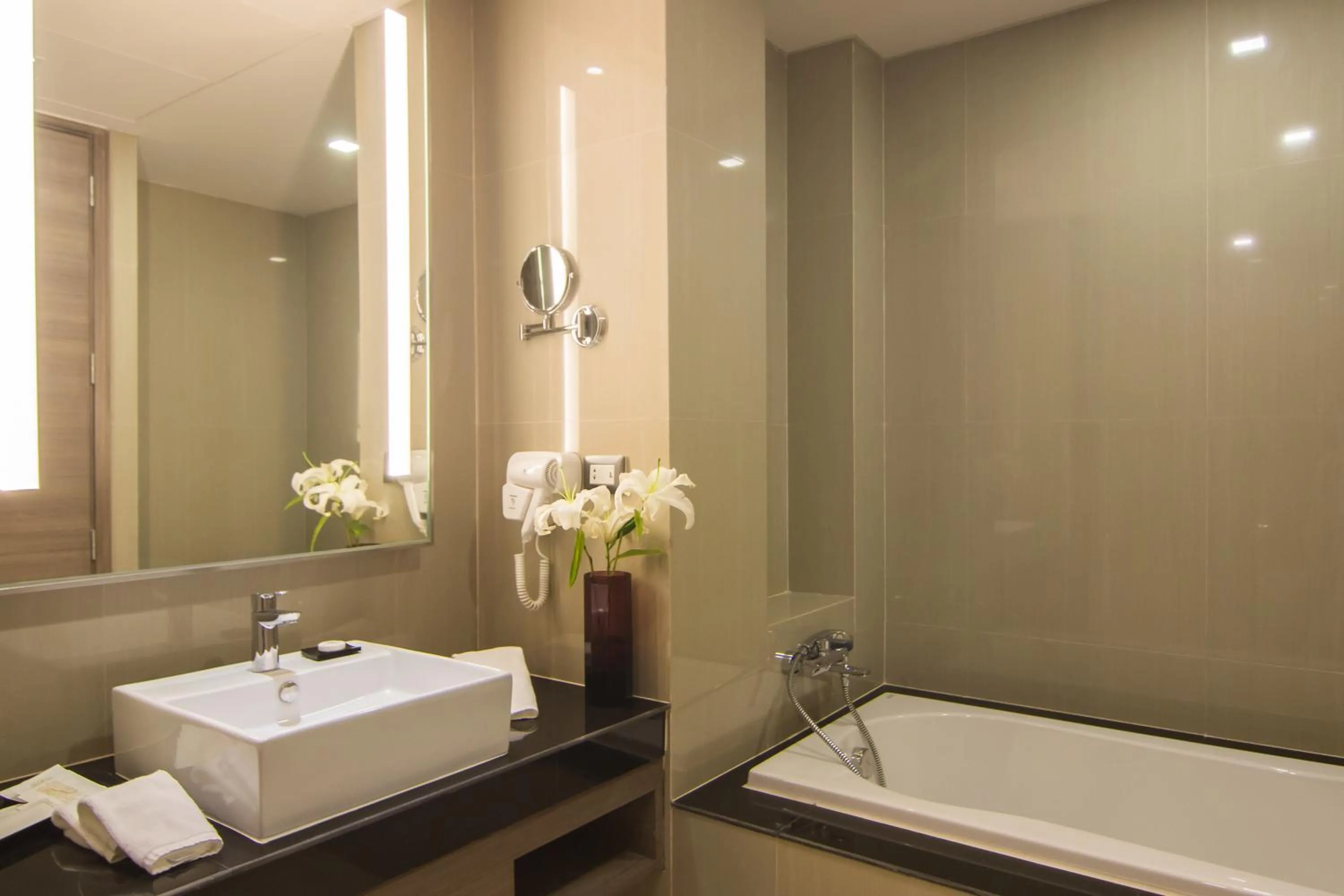 Bath in Best Western Plus Wanda Grand Hotel
