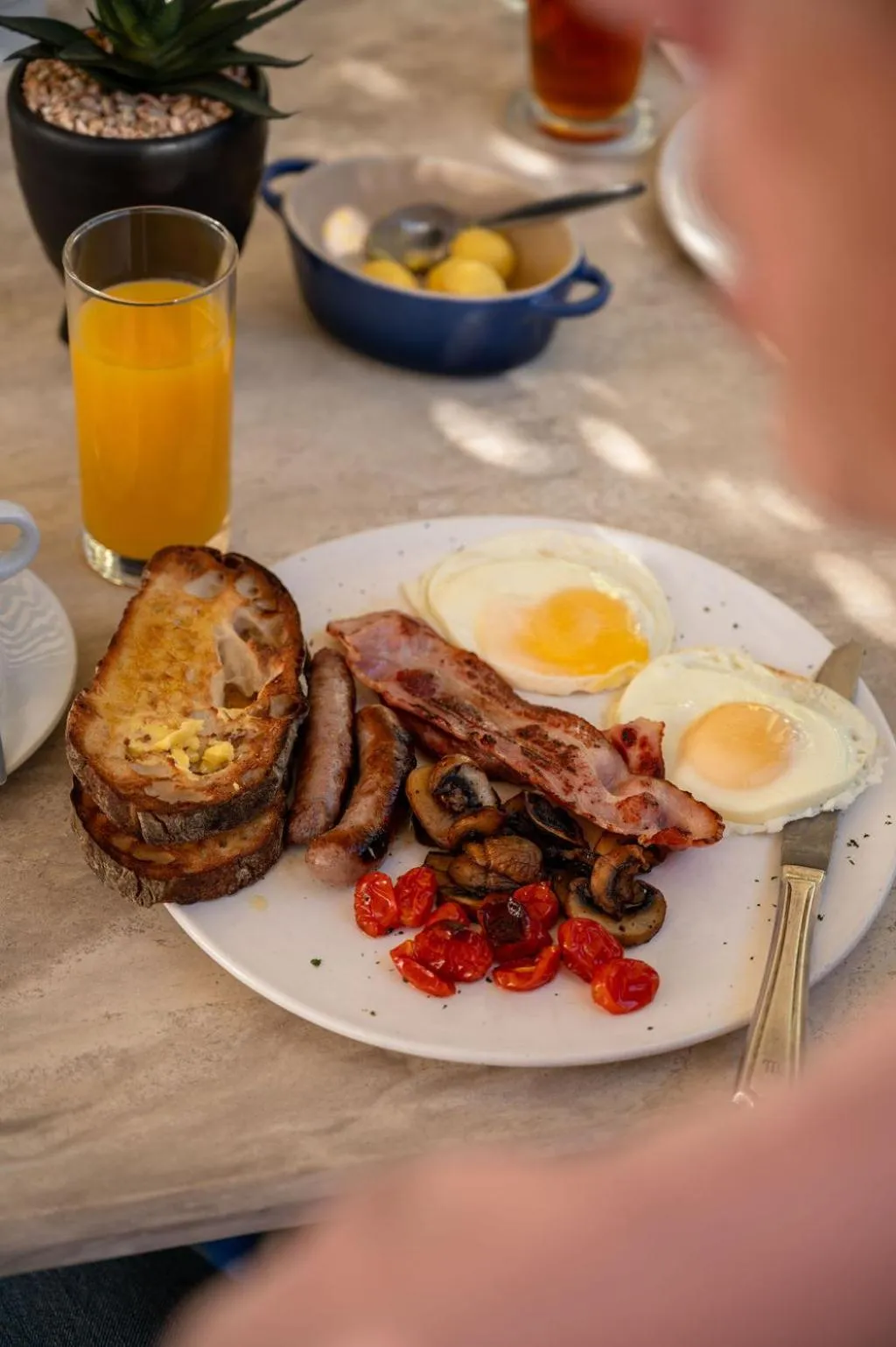 Restaurant/places to eat in Majeka House Boutique Hotel by The Living Journey Collection