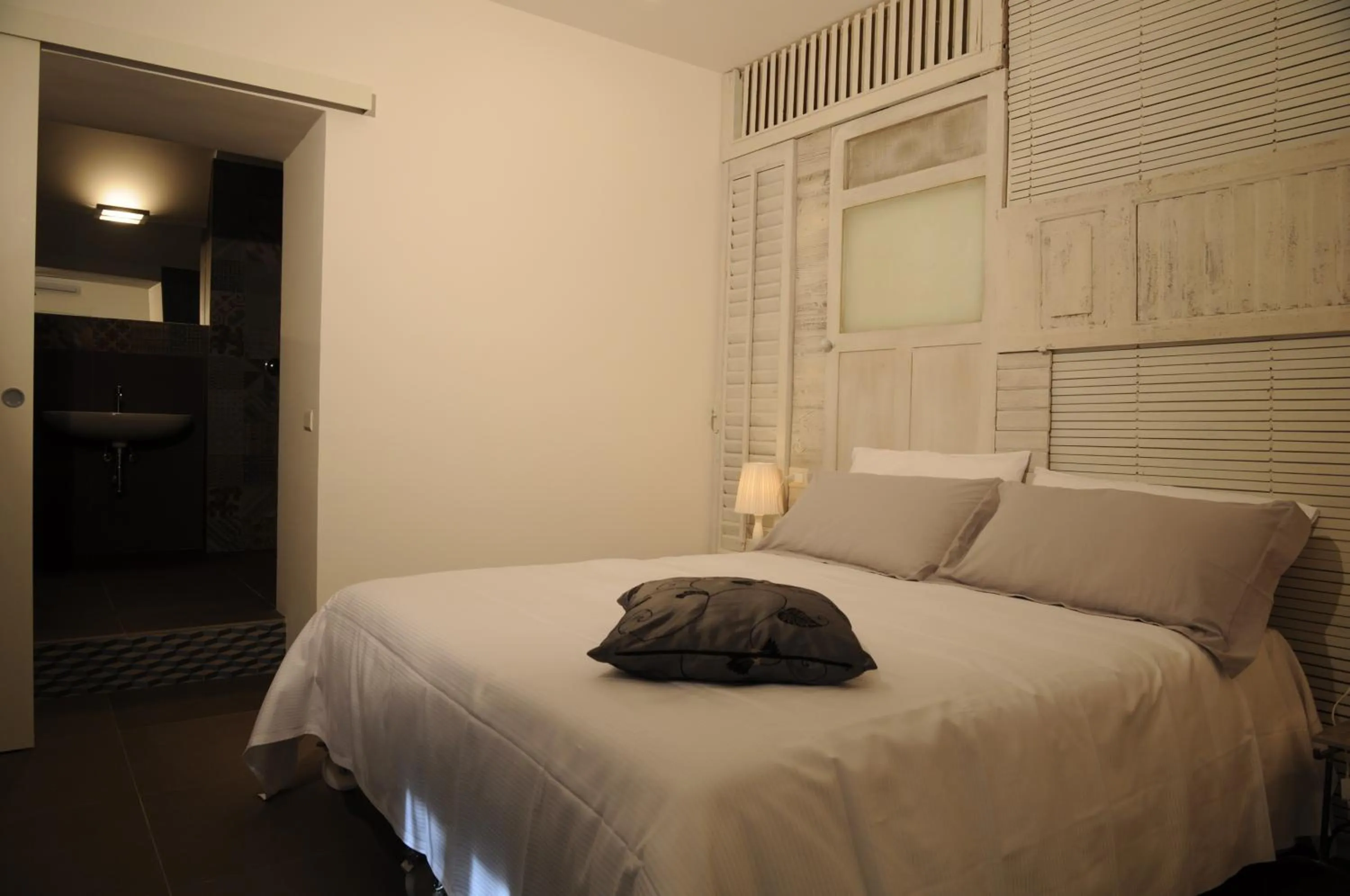 Bathroom, Bed in Iblainsuite