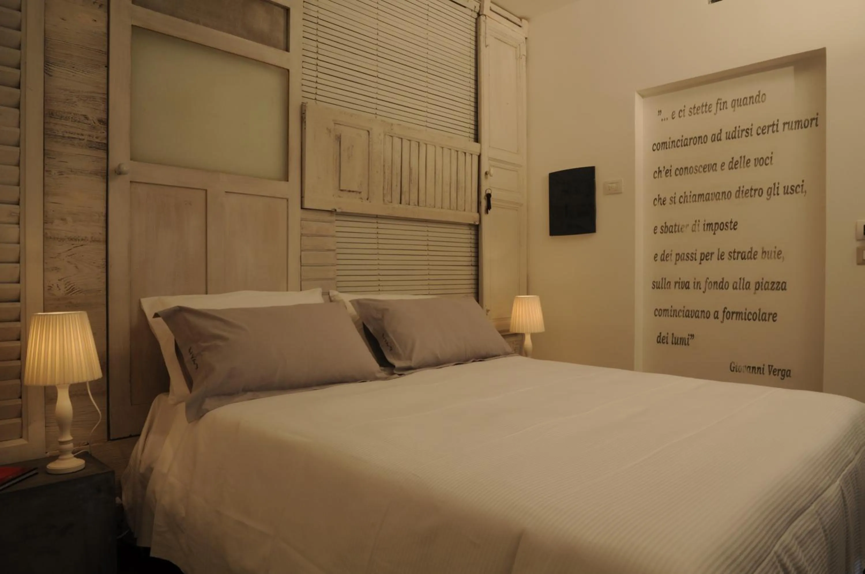 Photo of the whole room, Bed in Iblainsuite