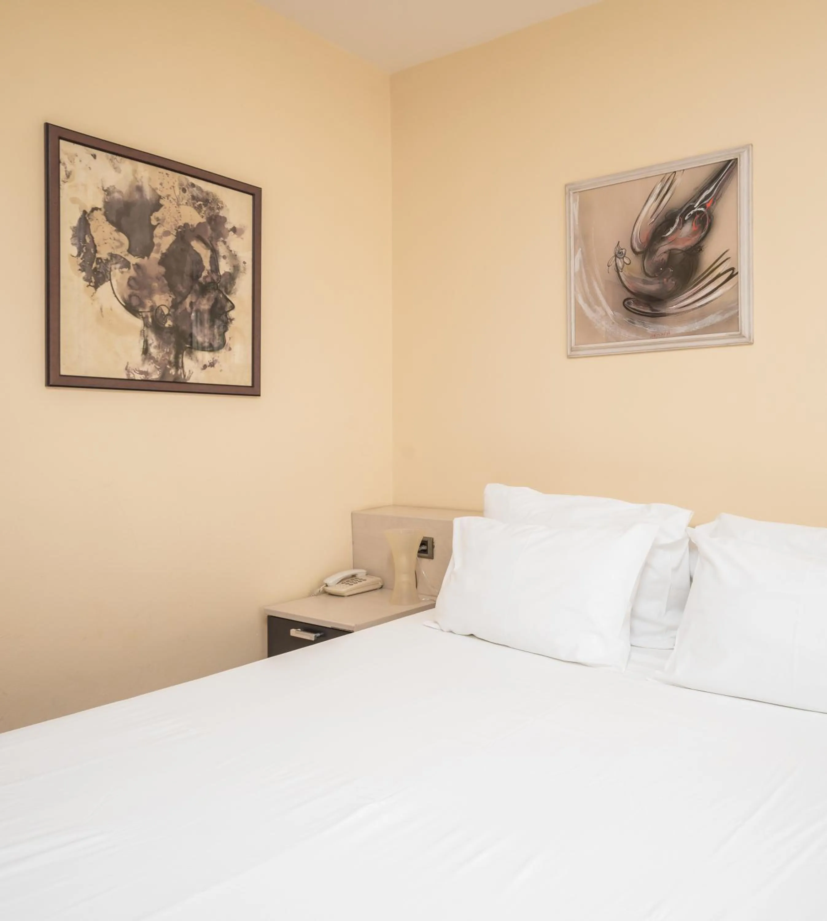 Photo of the whole room, Bed in Pelister Skopje
