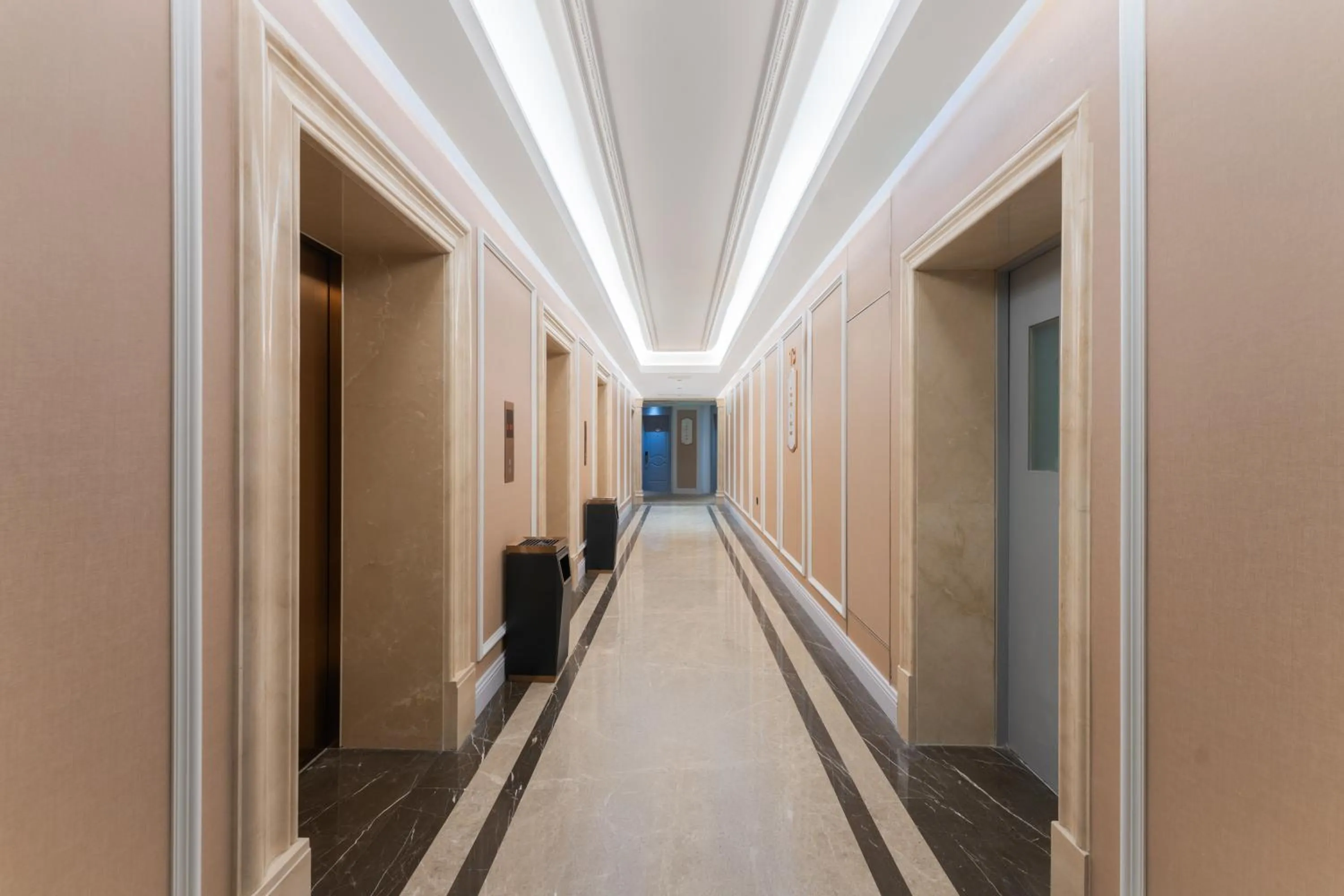 elevator in Vienna International Hotel Shanghai Hongqiao International Exhibition Center Cao'an Road Branch