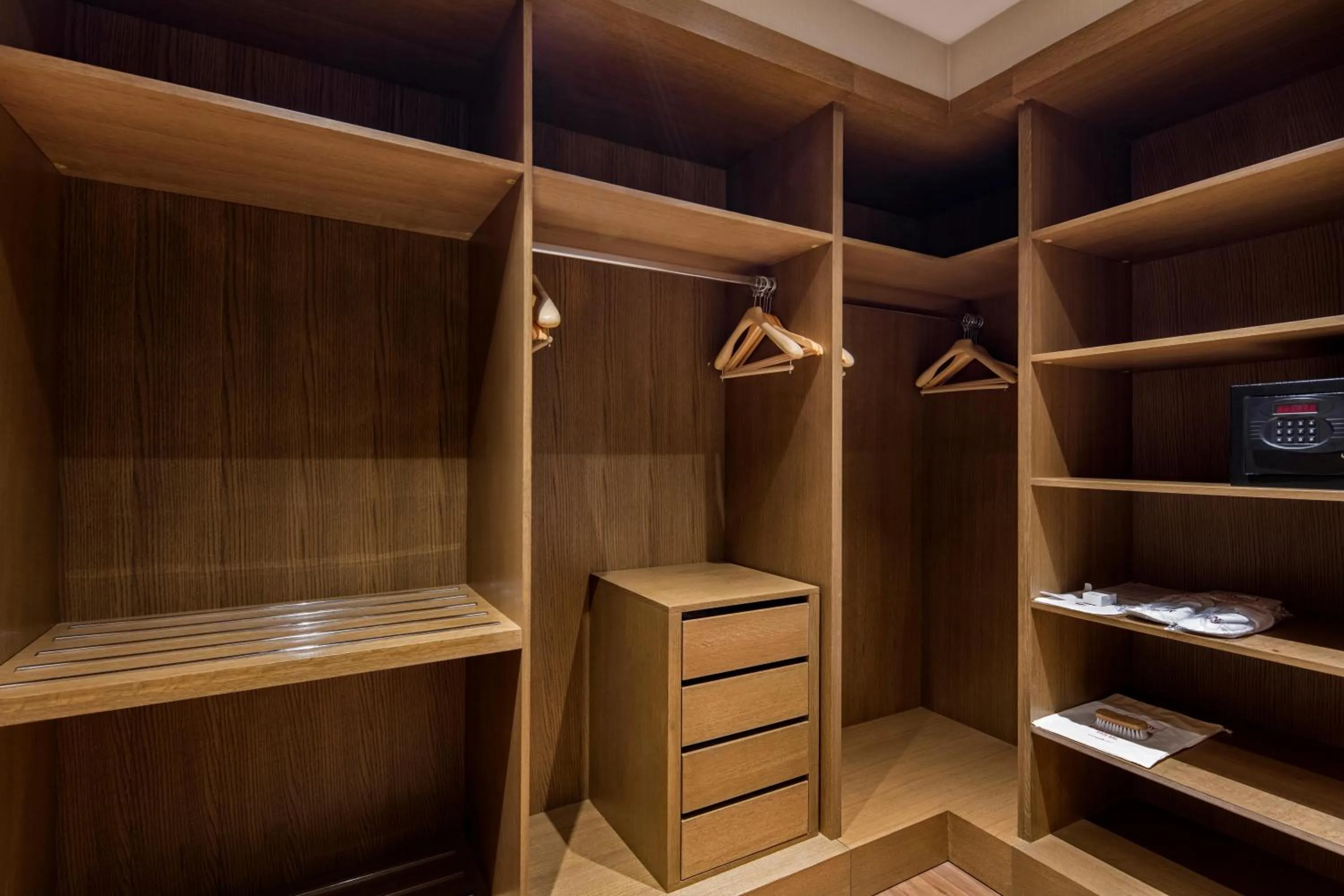 Photo of the whole room in Trendy Lara