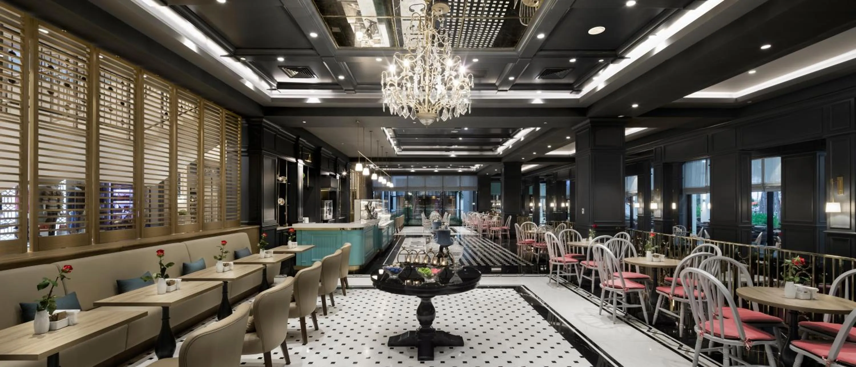 Lounge or bar in Trendy Lara