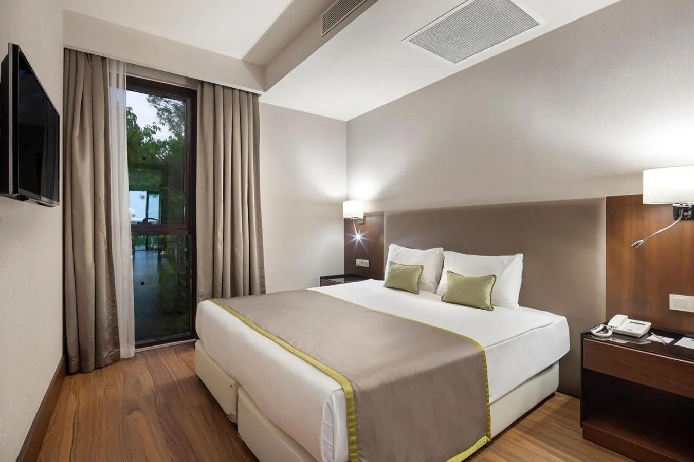 Photo of the whole room, Bed in Trendy Lara