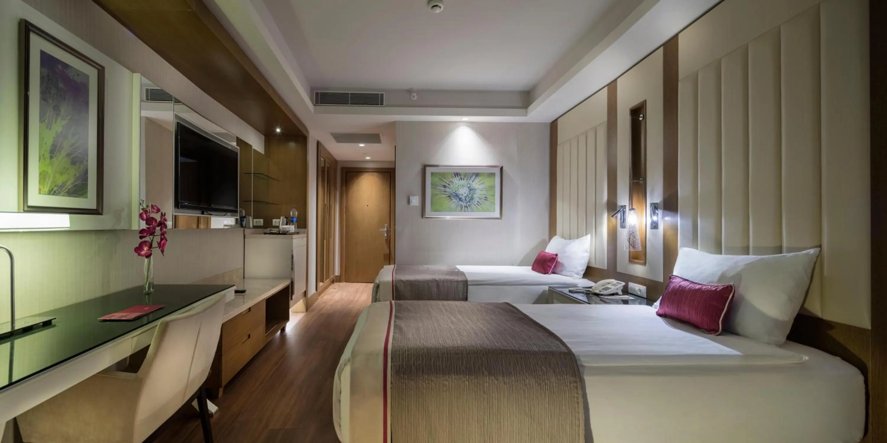 Photo of the whole room, Bed in Trendy Lara