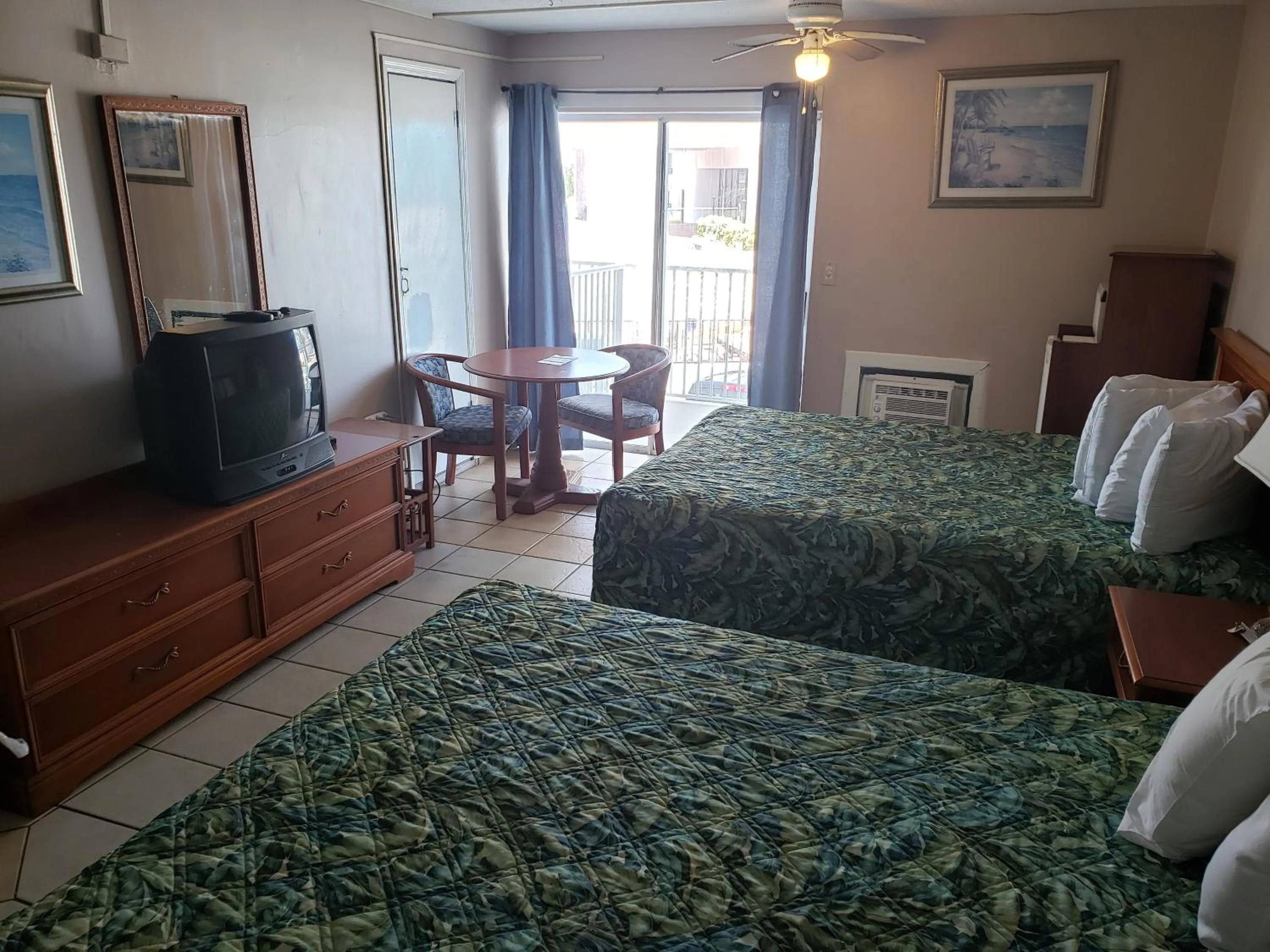 Communal lounge/ TV room, Bed in SeaScape Inn - Daytona Beach Shores