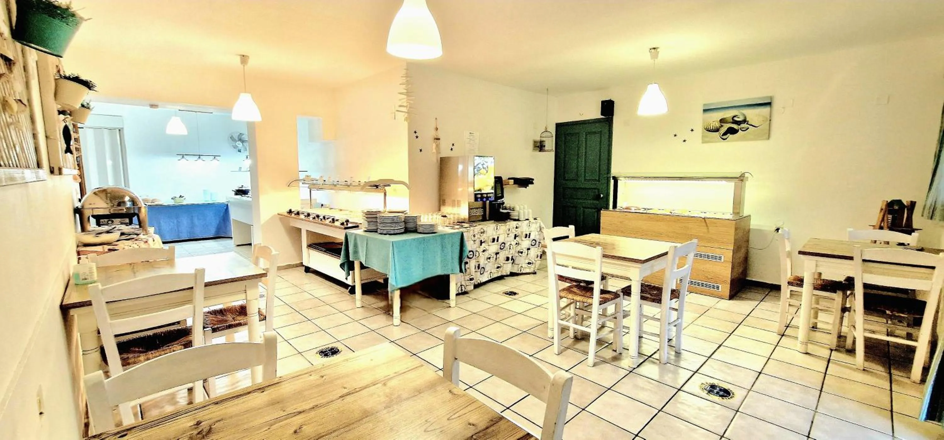 Restaurant/places to eat in Marilisa Hotel