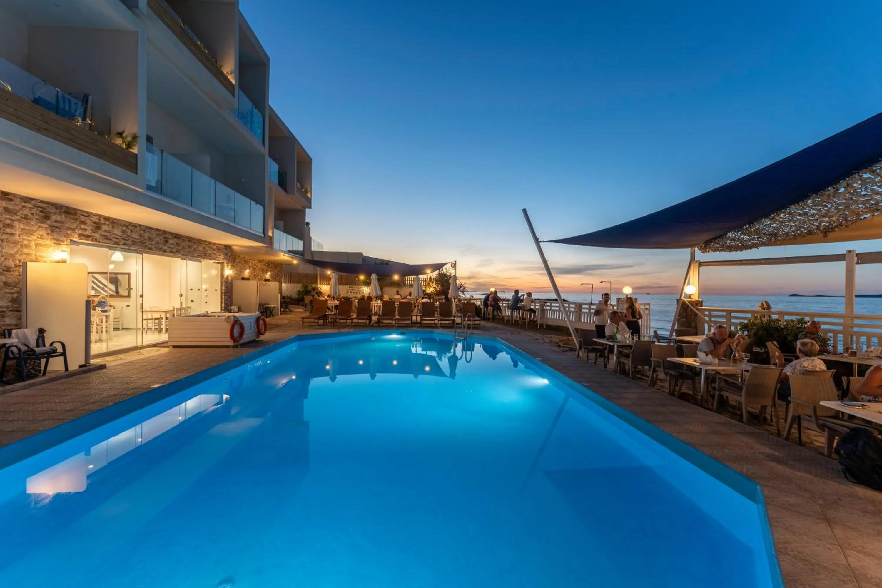 Swimming pool in Sunset Beach Hotel