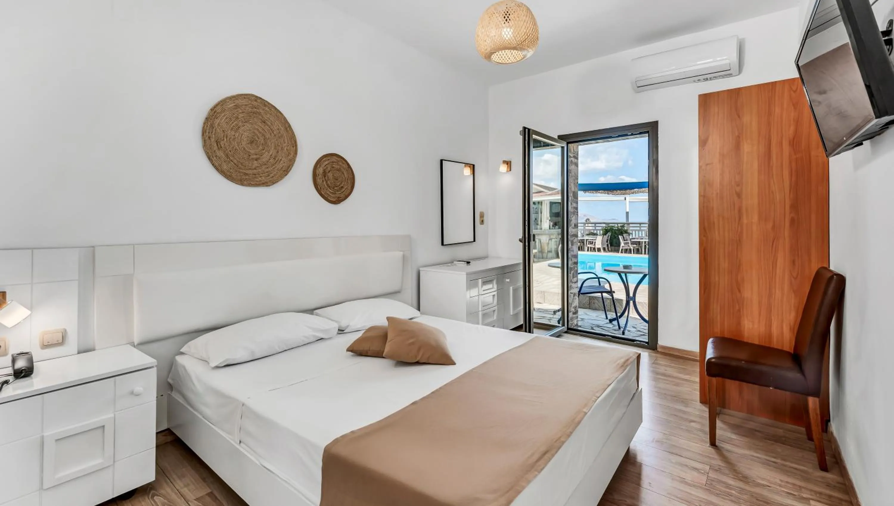 Balcony/Terrace, Bed in Sunset Beach Hotel