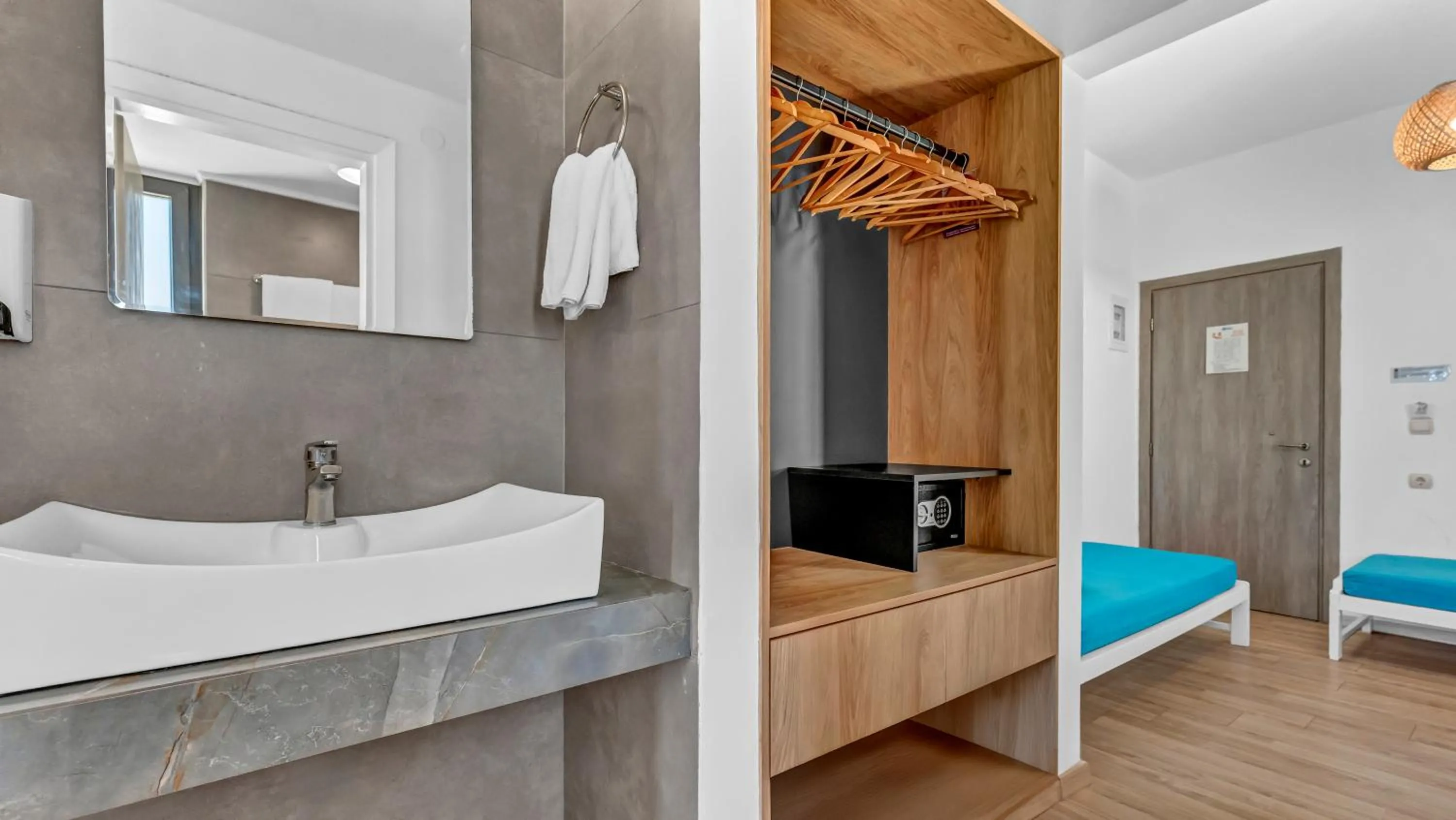 Bathroom, Bed in Sunset Beach Hotel