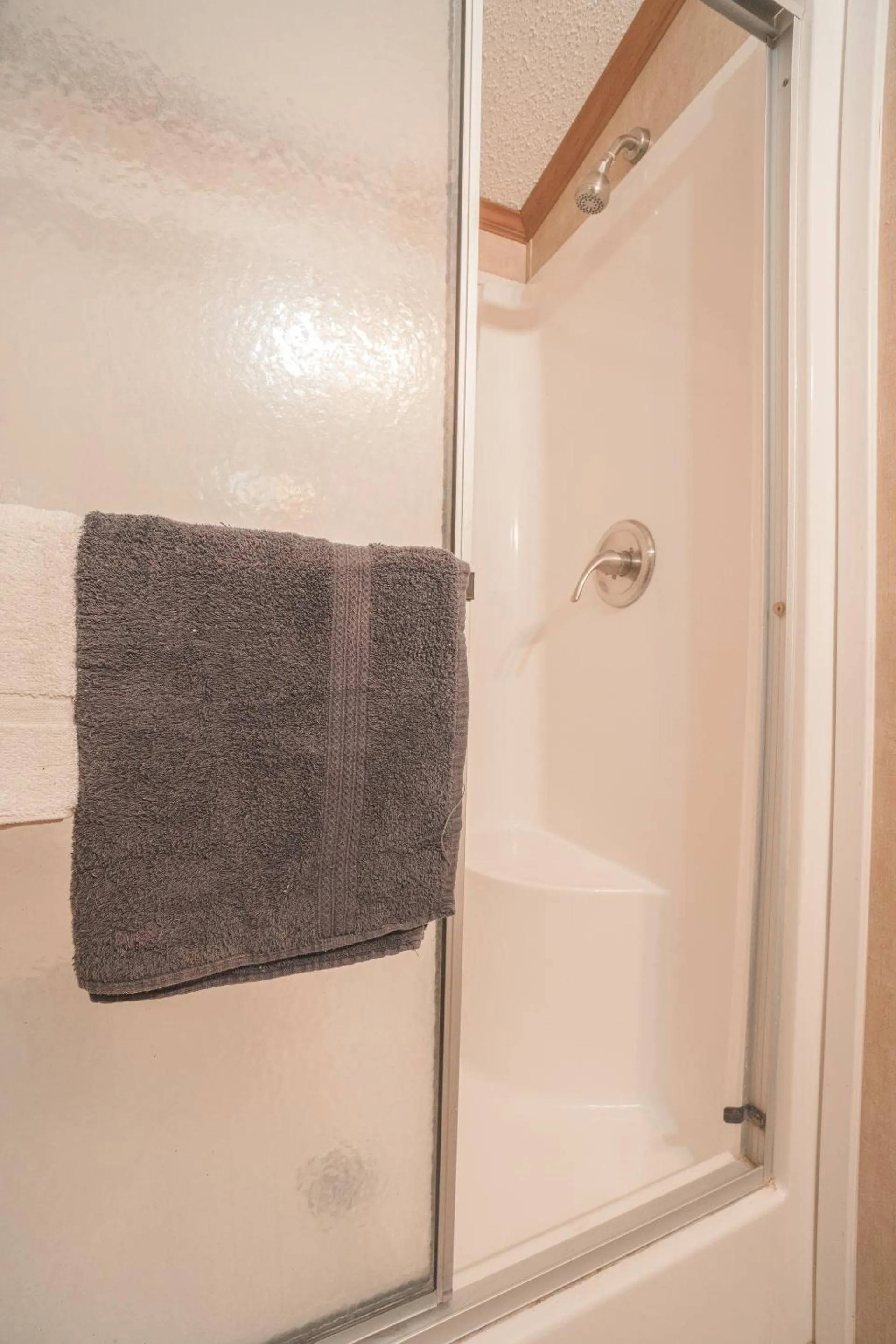 Bathroom in Grand Eagle Ford Lodge & RV Park