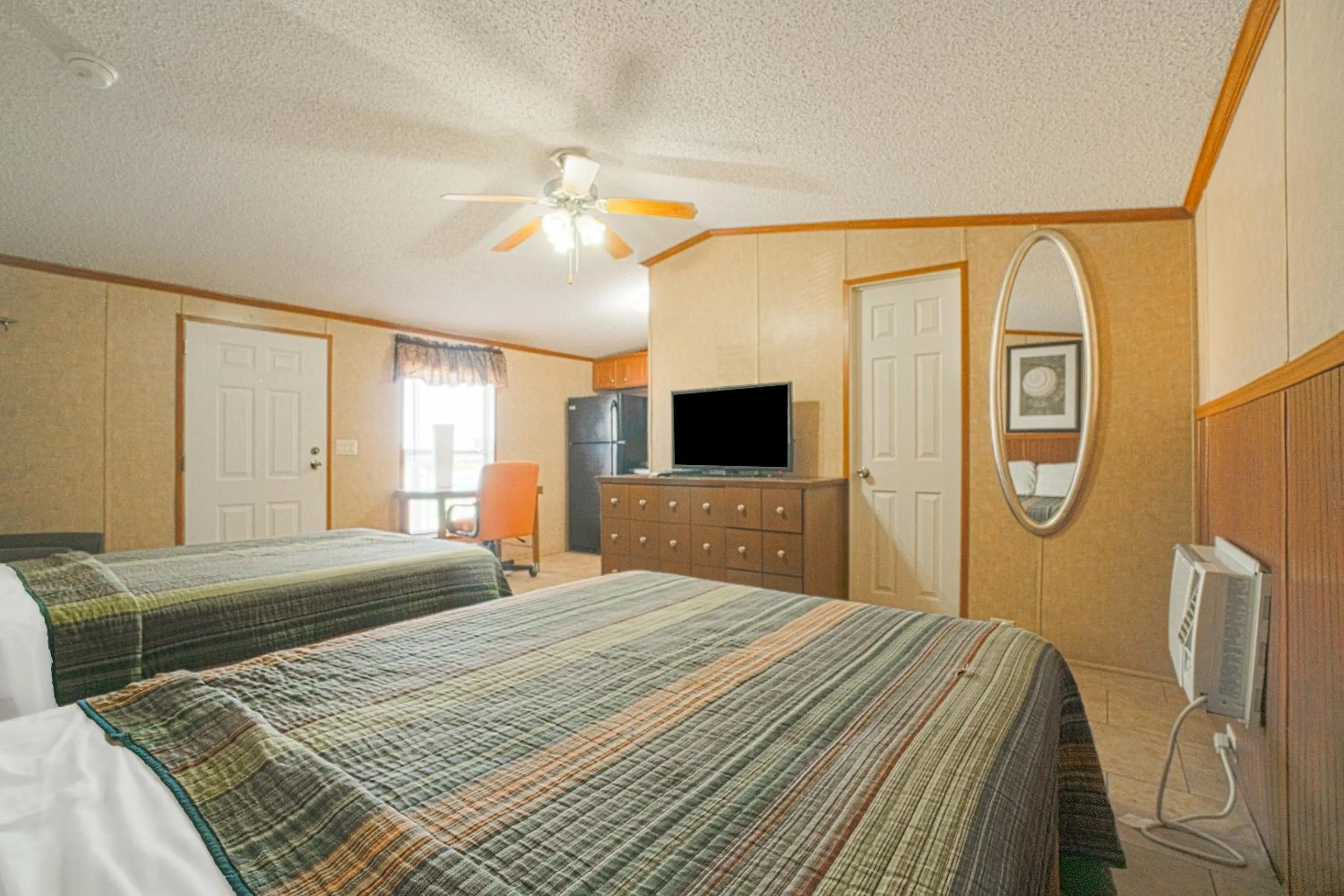 Bedroom in Grand Eagle Ford Lodge & RV Park