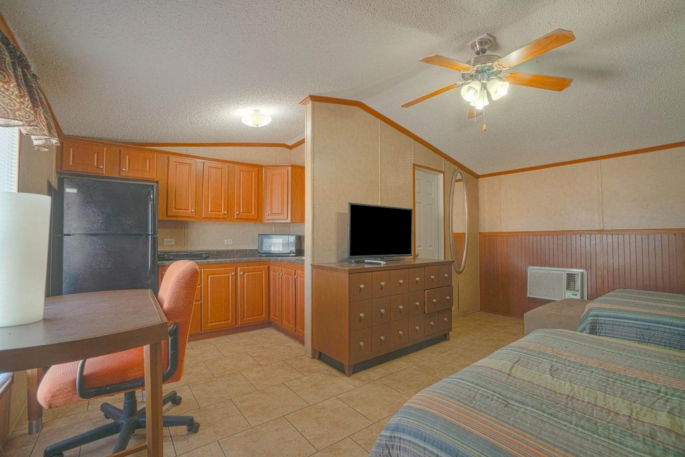 Kitchen or kitchenette in Grand Eagle Ford Lodge & RV Park