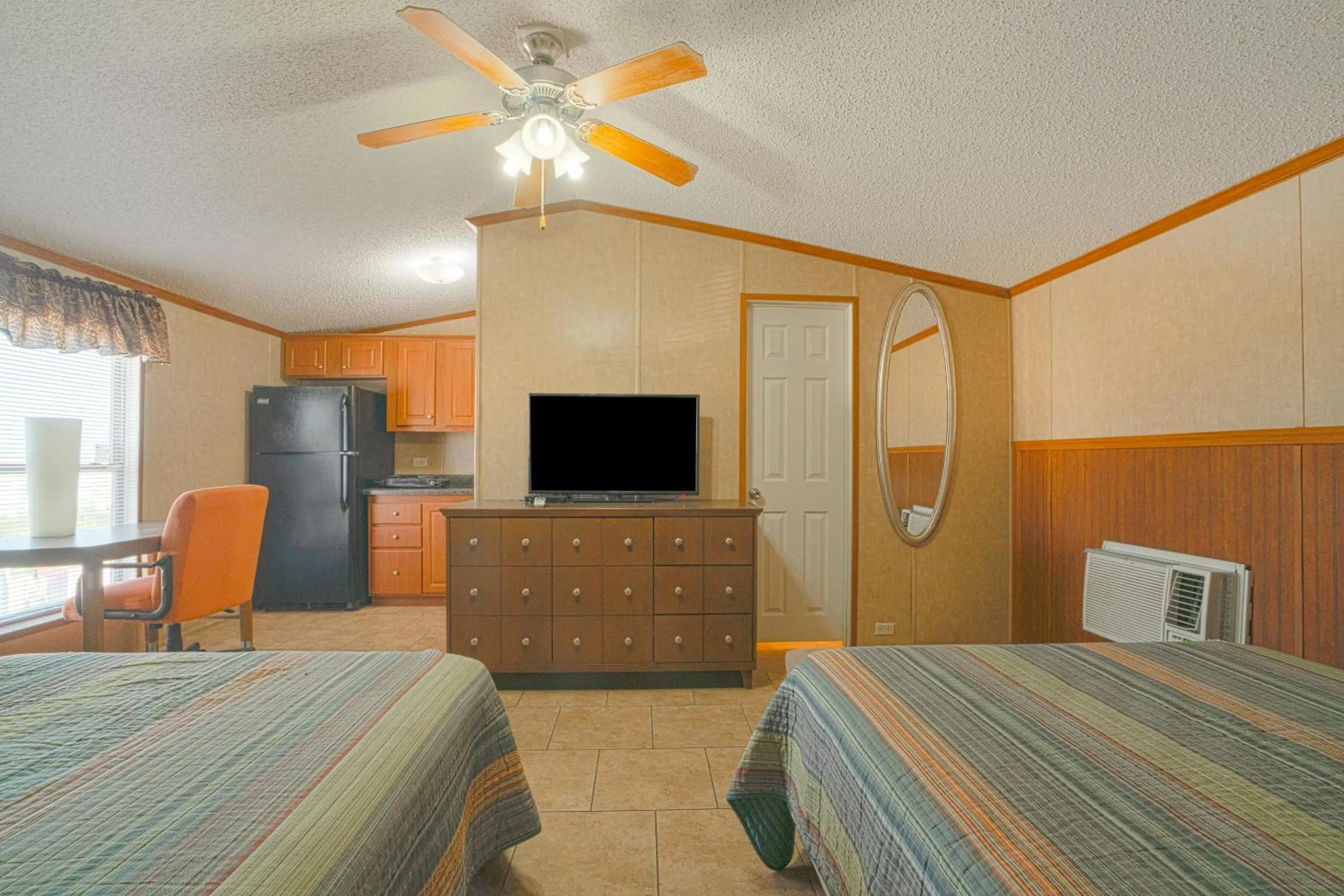 Bedroom in Grand Eagle Ford Lodge & RV Park