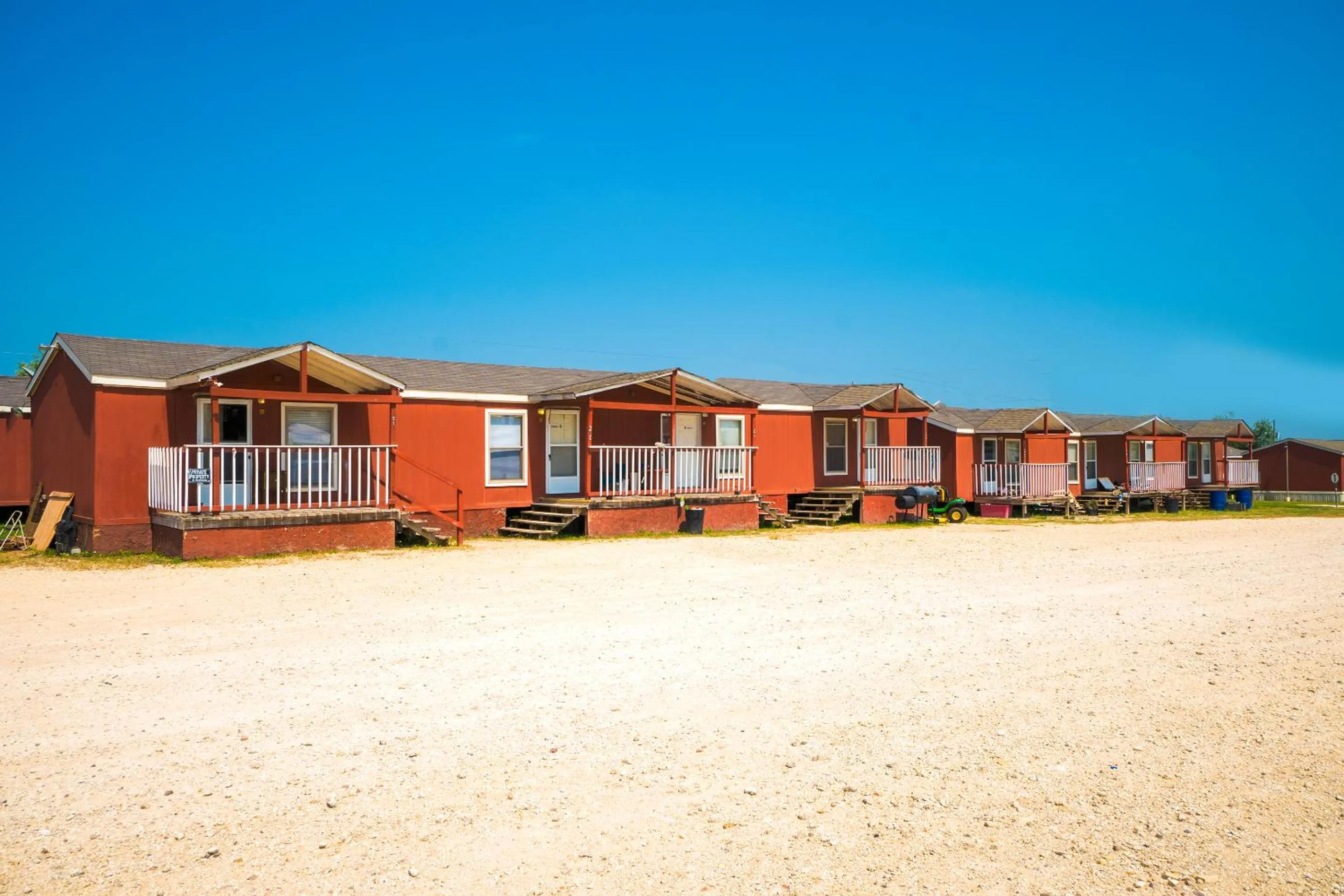 Facade/entrance in Grand Eagle Ford Lodge & RV Park