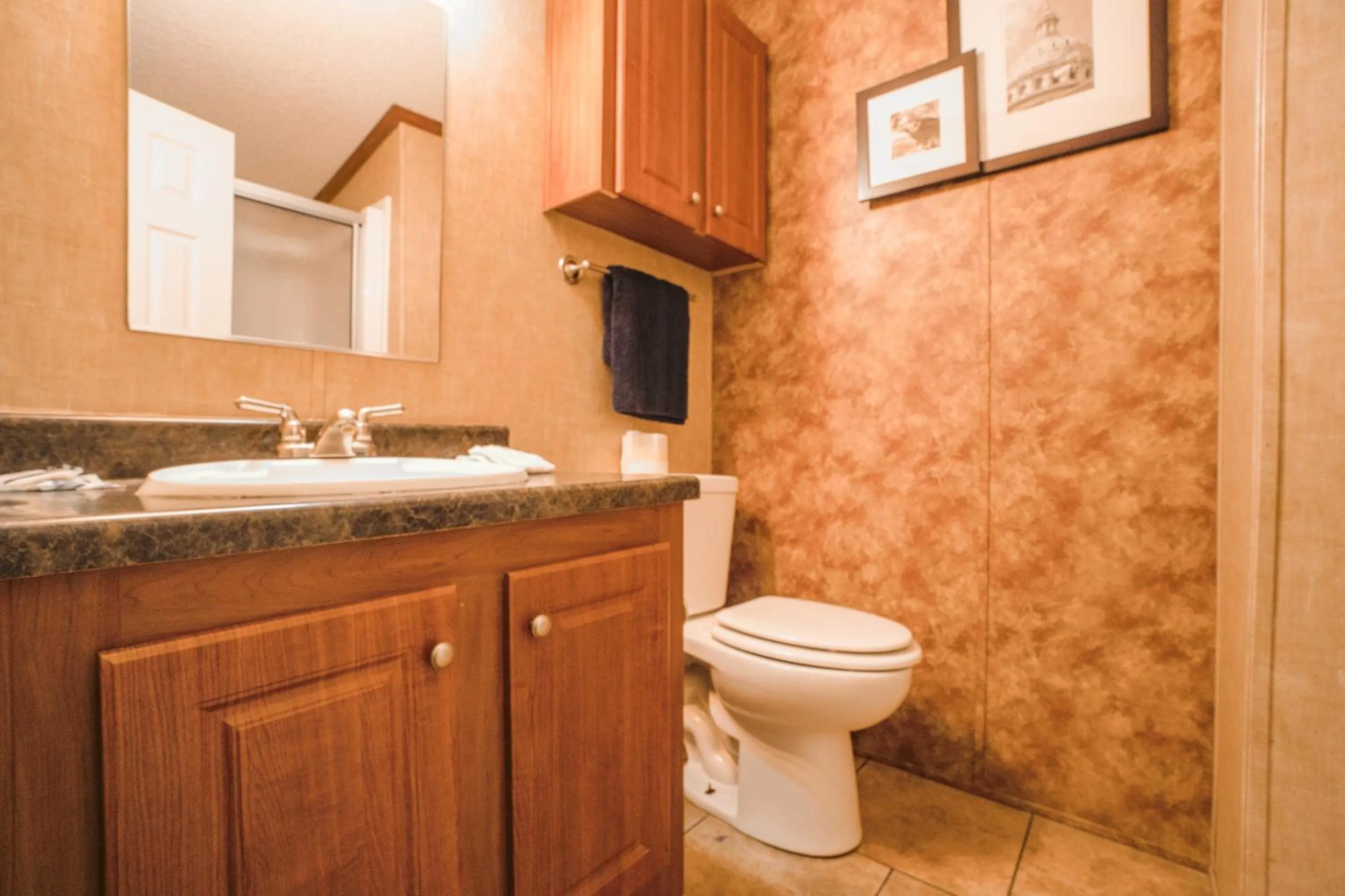 Bathroom in Grand Eagle Ford Lodge & RV Park