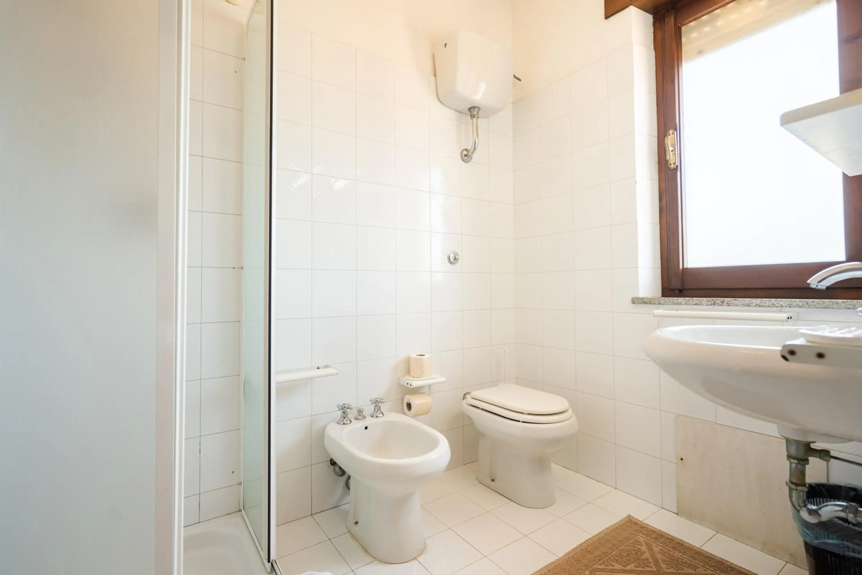 Shower in Hotel Marina