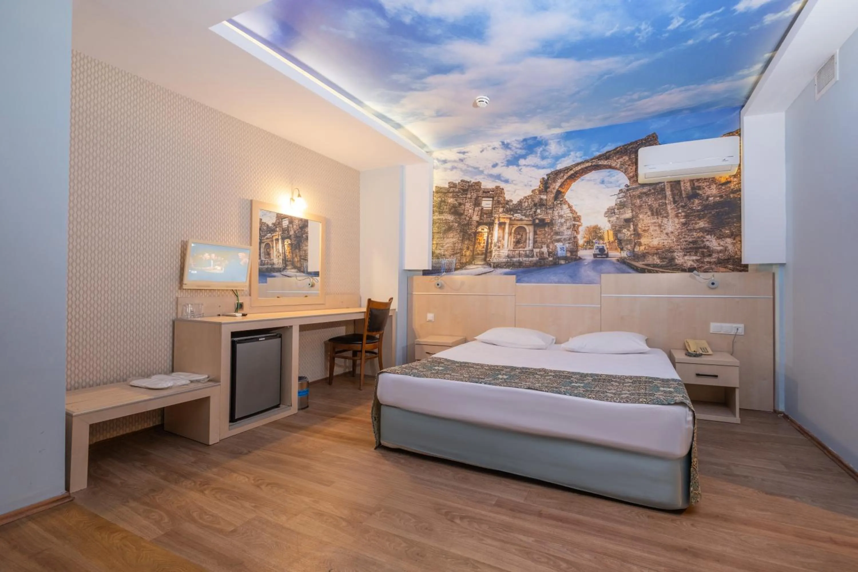 Bedroom, Bed in Sun Beach Hill Hotel