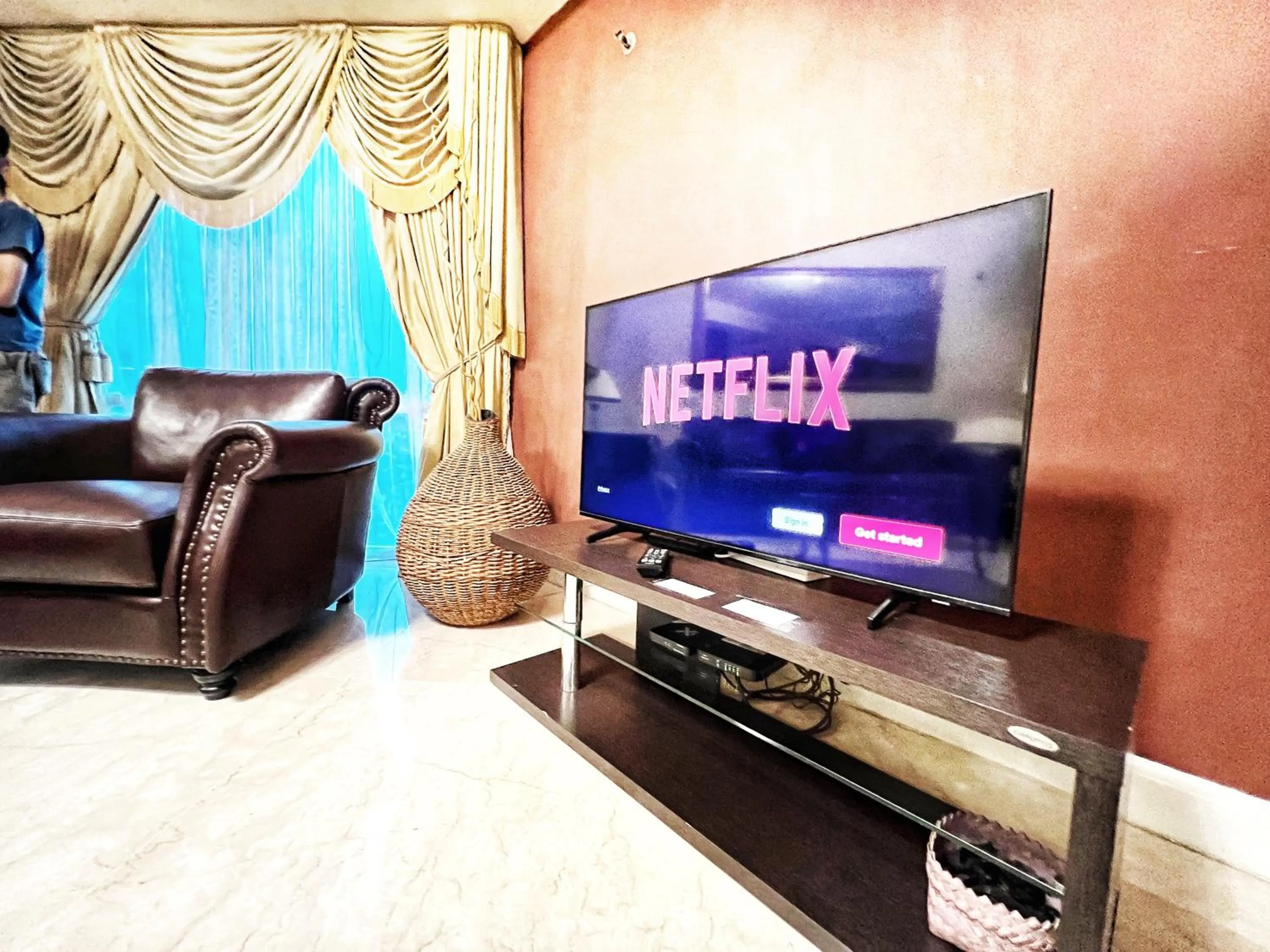 Communal lounge/ TV room in Batavia Apartment ST