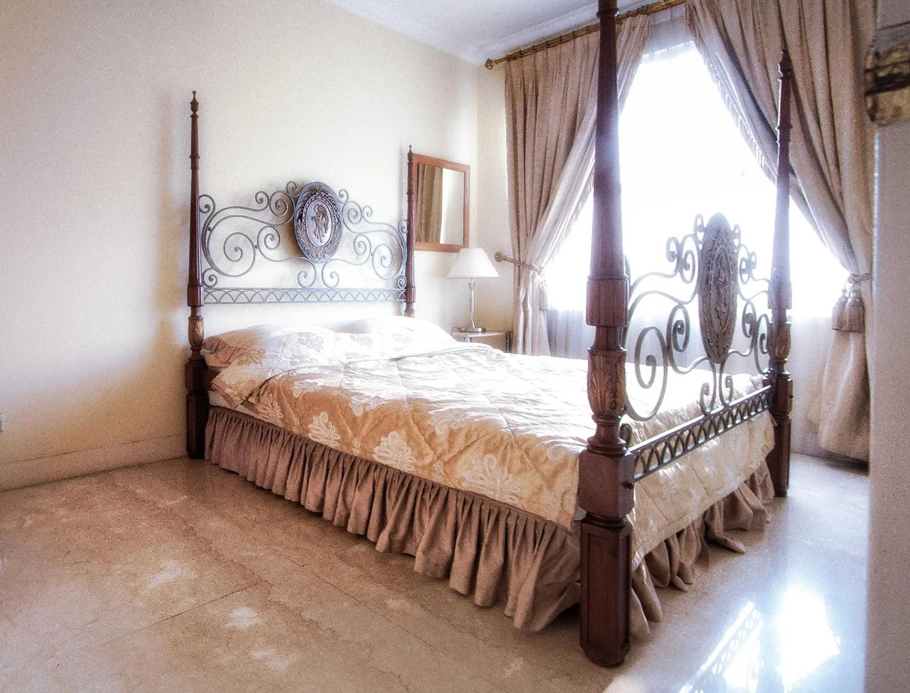 Day, Bed in Batavia Apartment ST