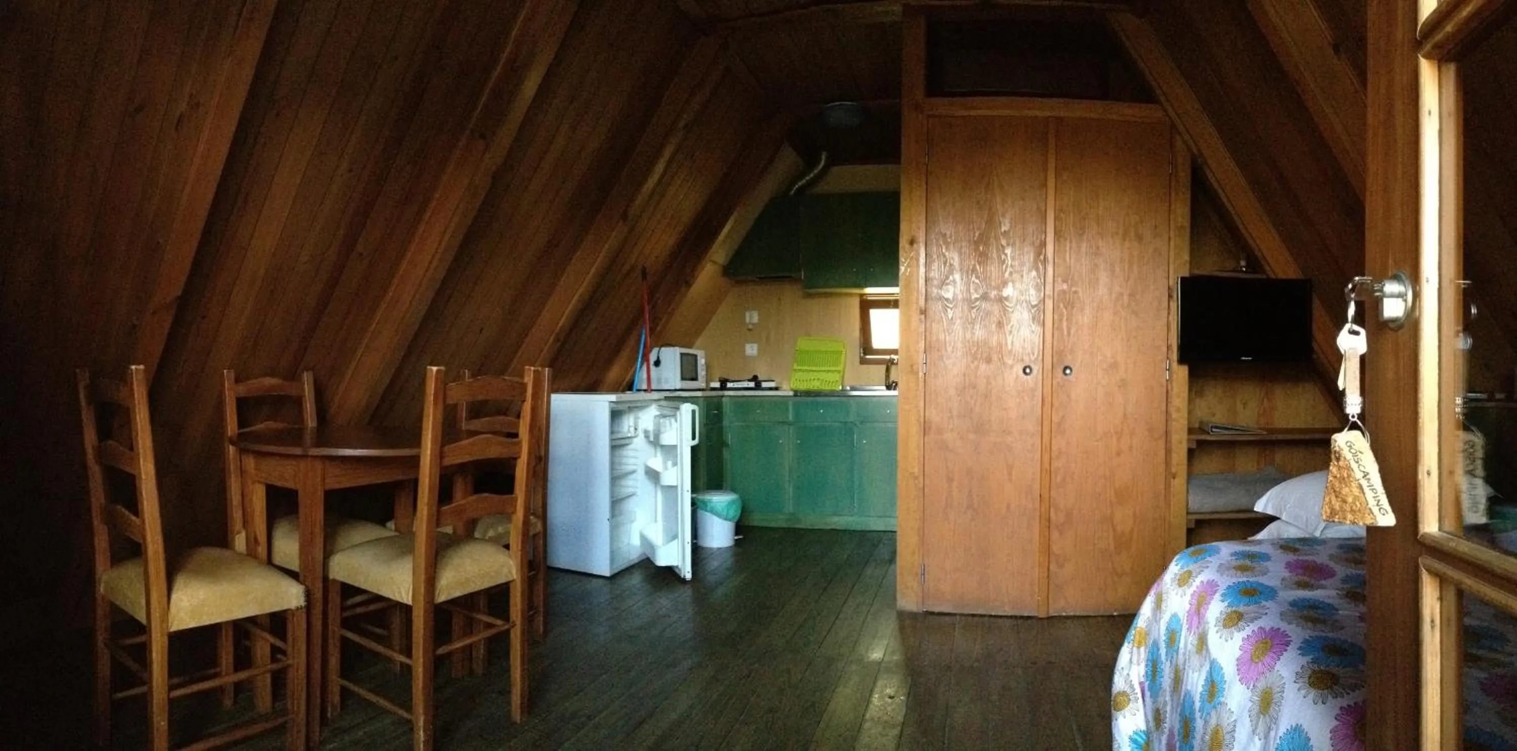 Kitchen or kitchenette, Bed in Góis Camping