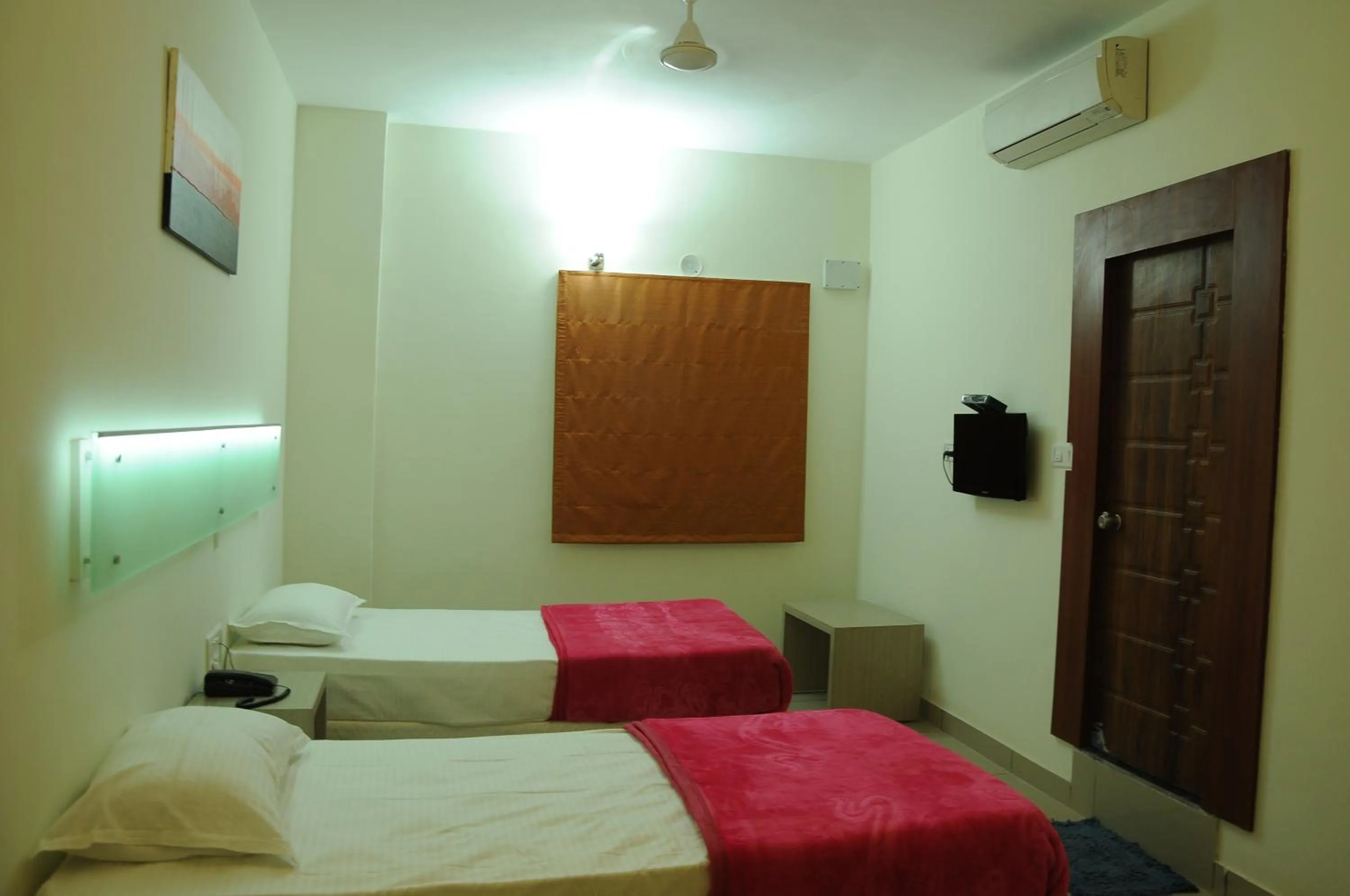 Photo of the whole room in Cinnamon Residency