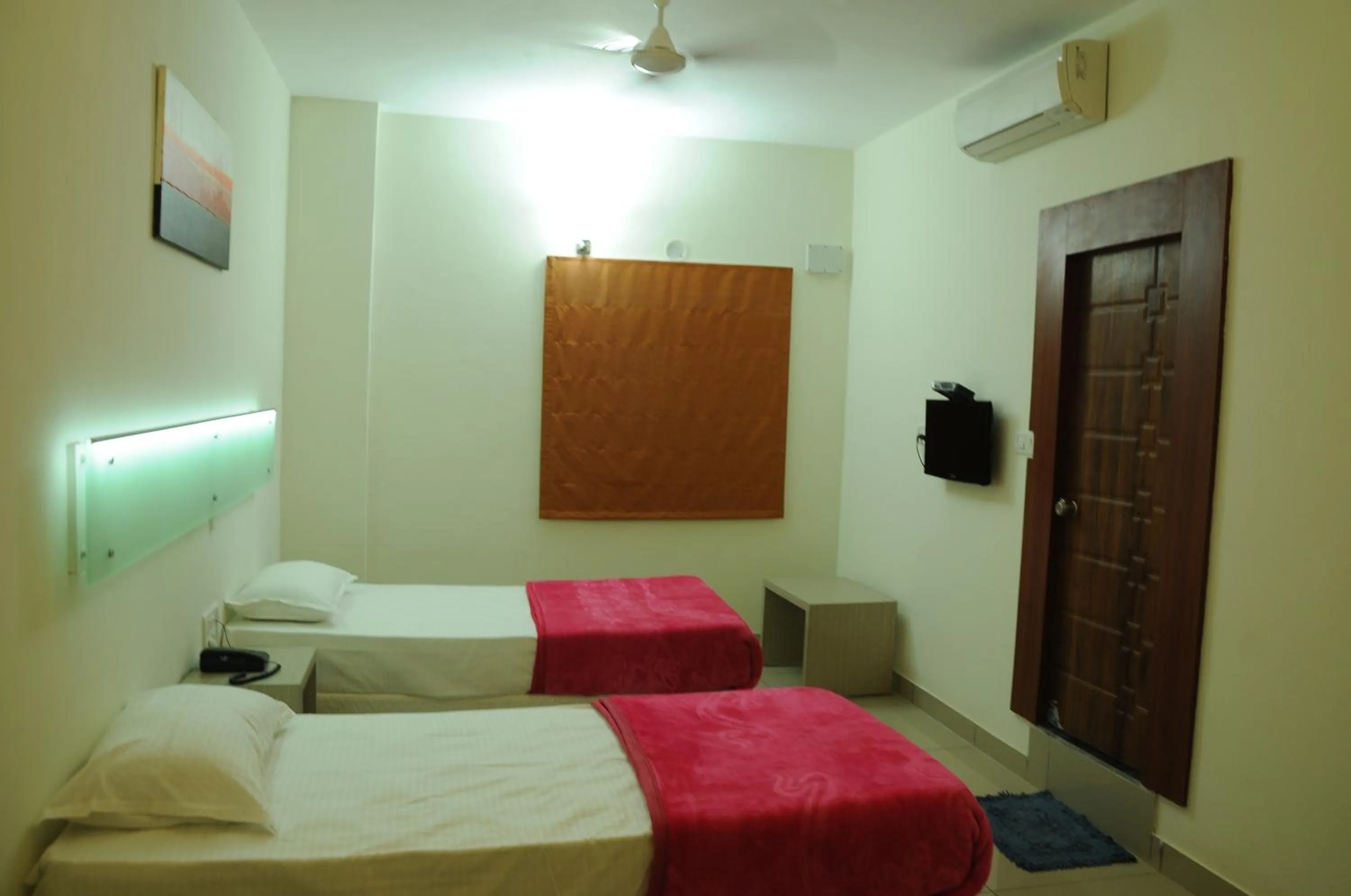 Photo of the whole room in Cinnamon Residency