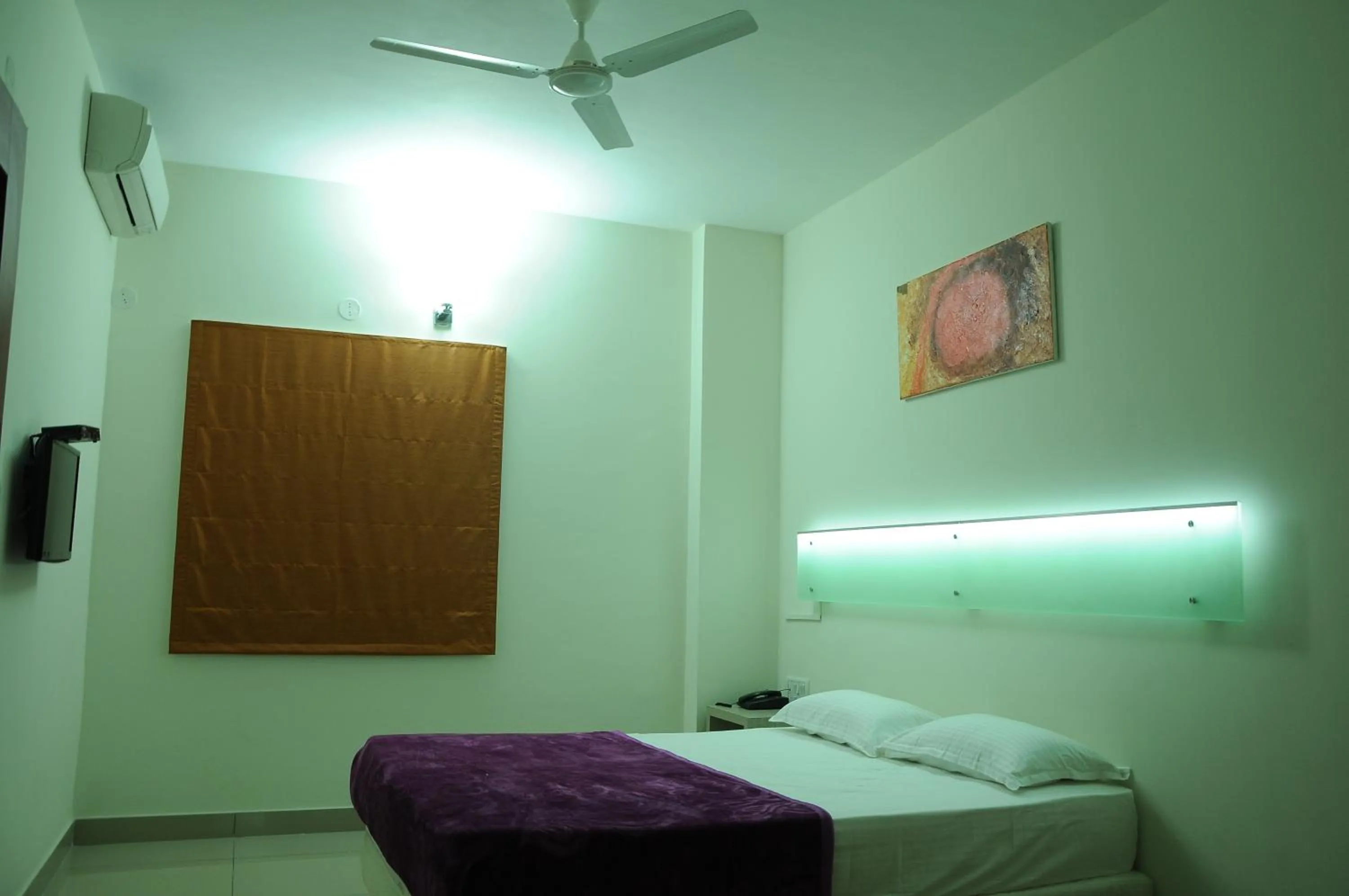 Photo of the whole room in Cinnamon Residency