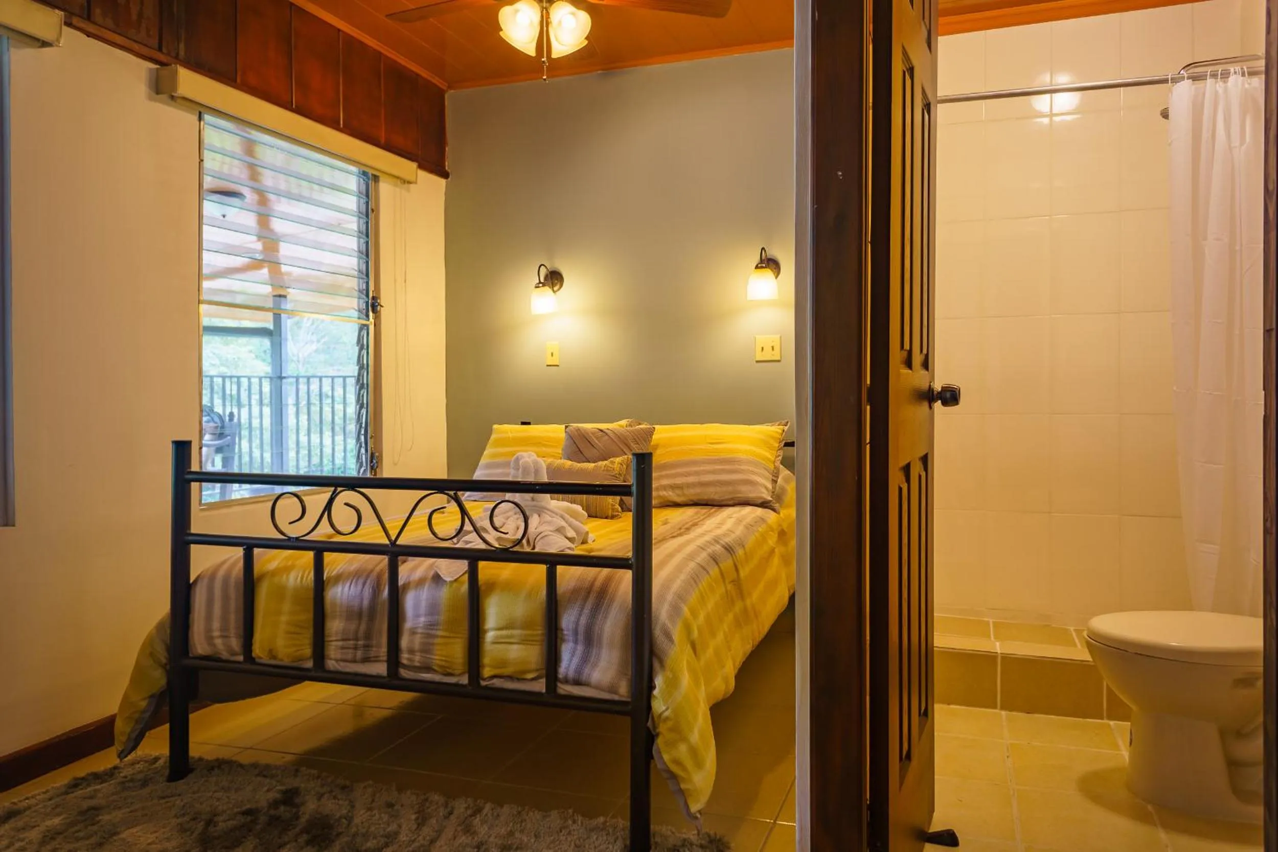 Shower, Bed in Hotel Central Boquete