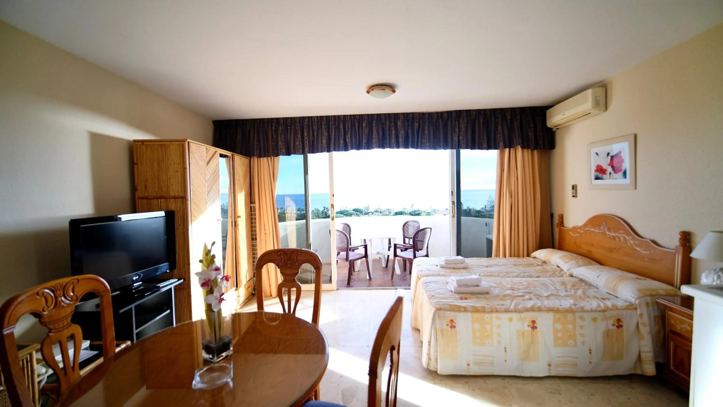 Balcony/Terrace, Bed in Apartamentos Coronado