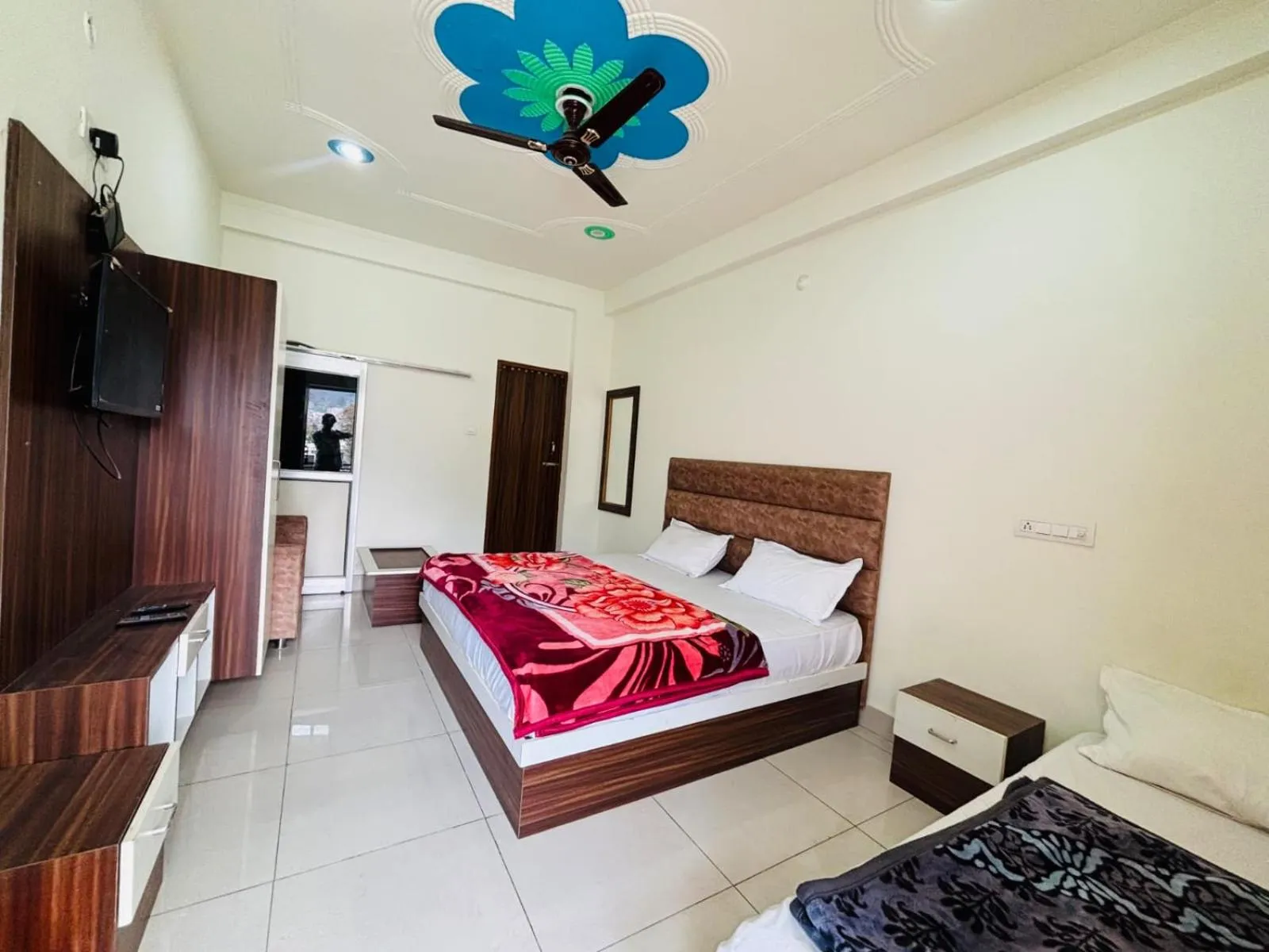 Communal lounge/ TV room, Bed in Hotel Lake View Paradise