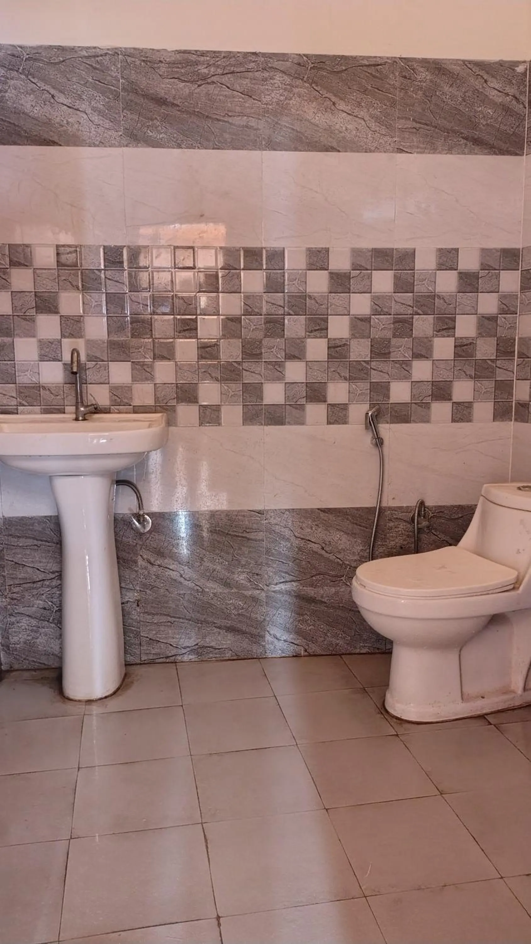 Toilet in Hotel Lake View Paradise