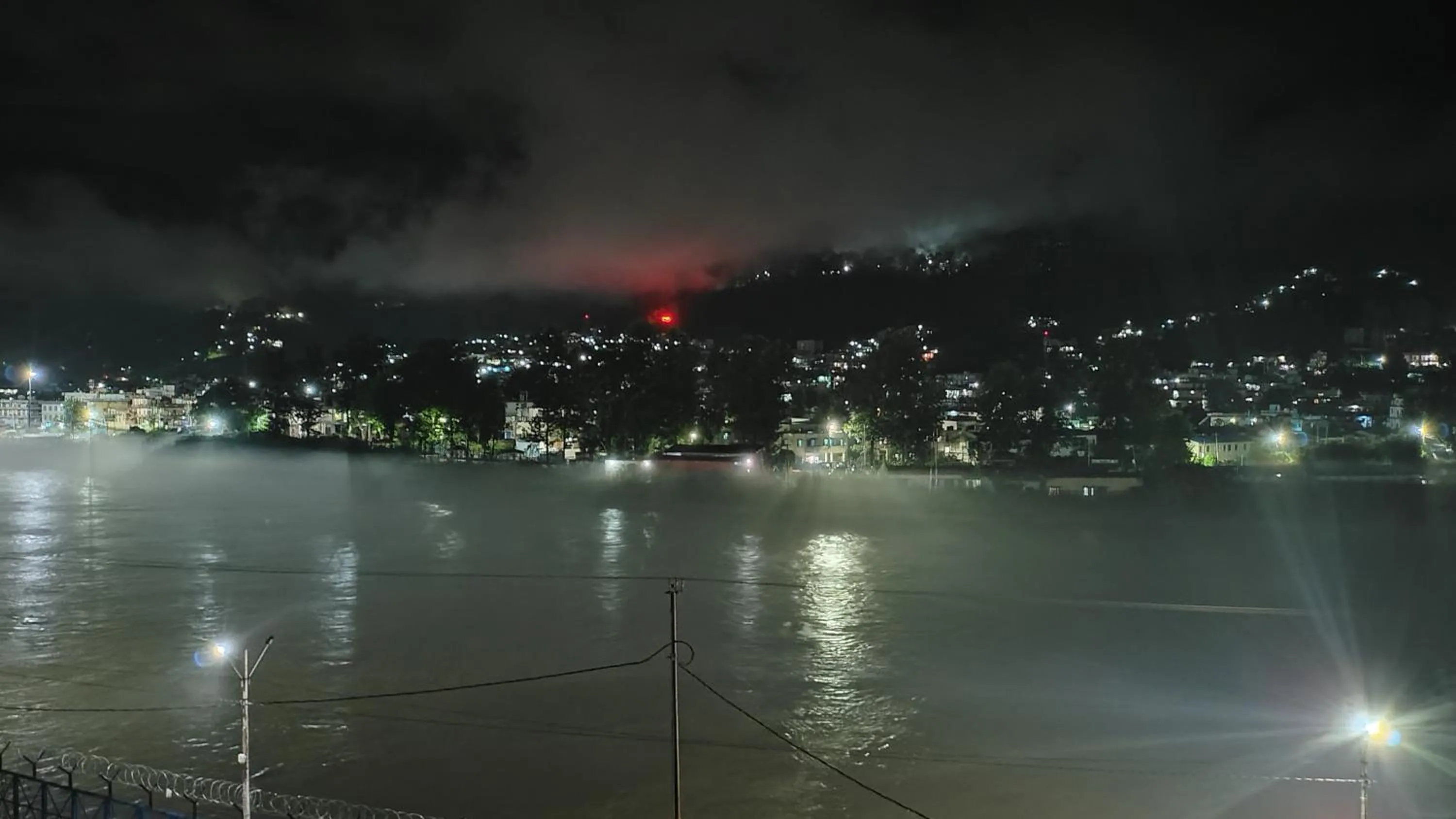 Restaurant/places to eat in Hotel Lake View Paradise