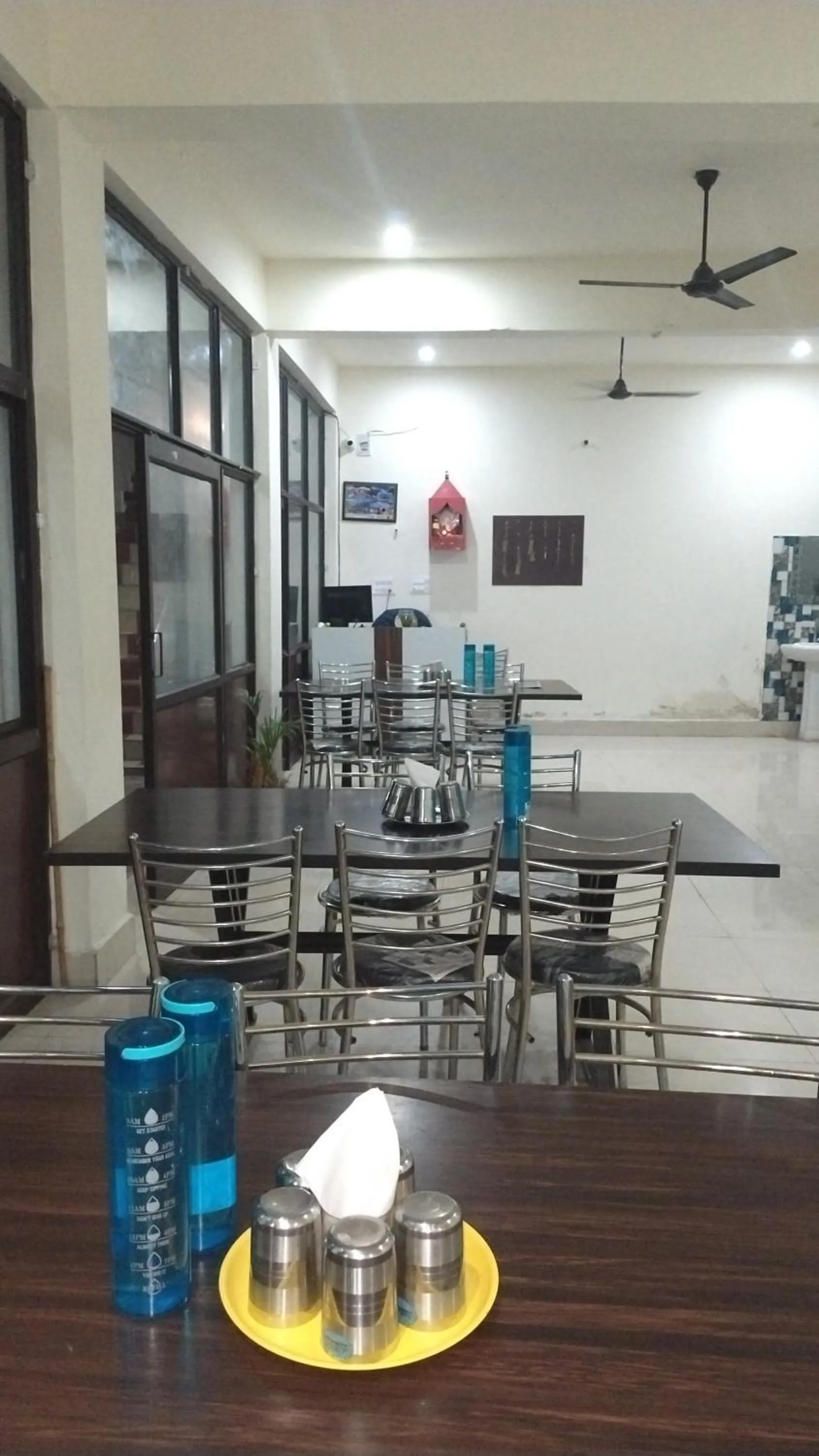 Restaurant/places to eat in Hotel Lake View Paradise