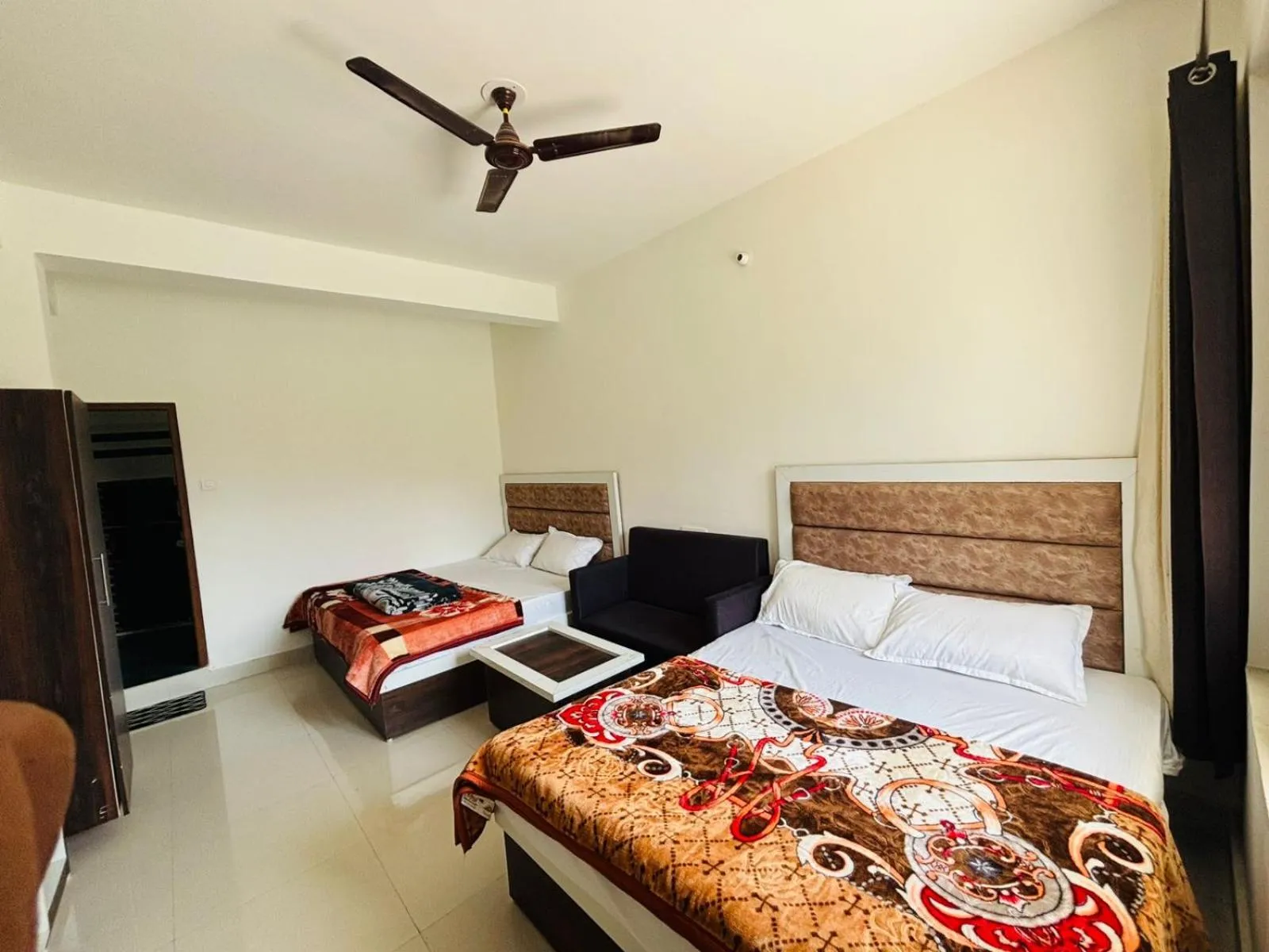 Bed in Hotel Lake View Paradise