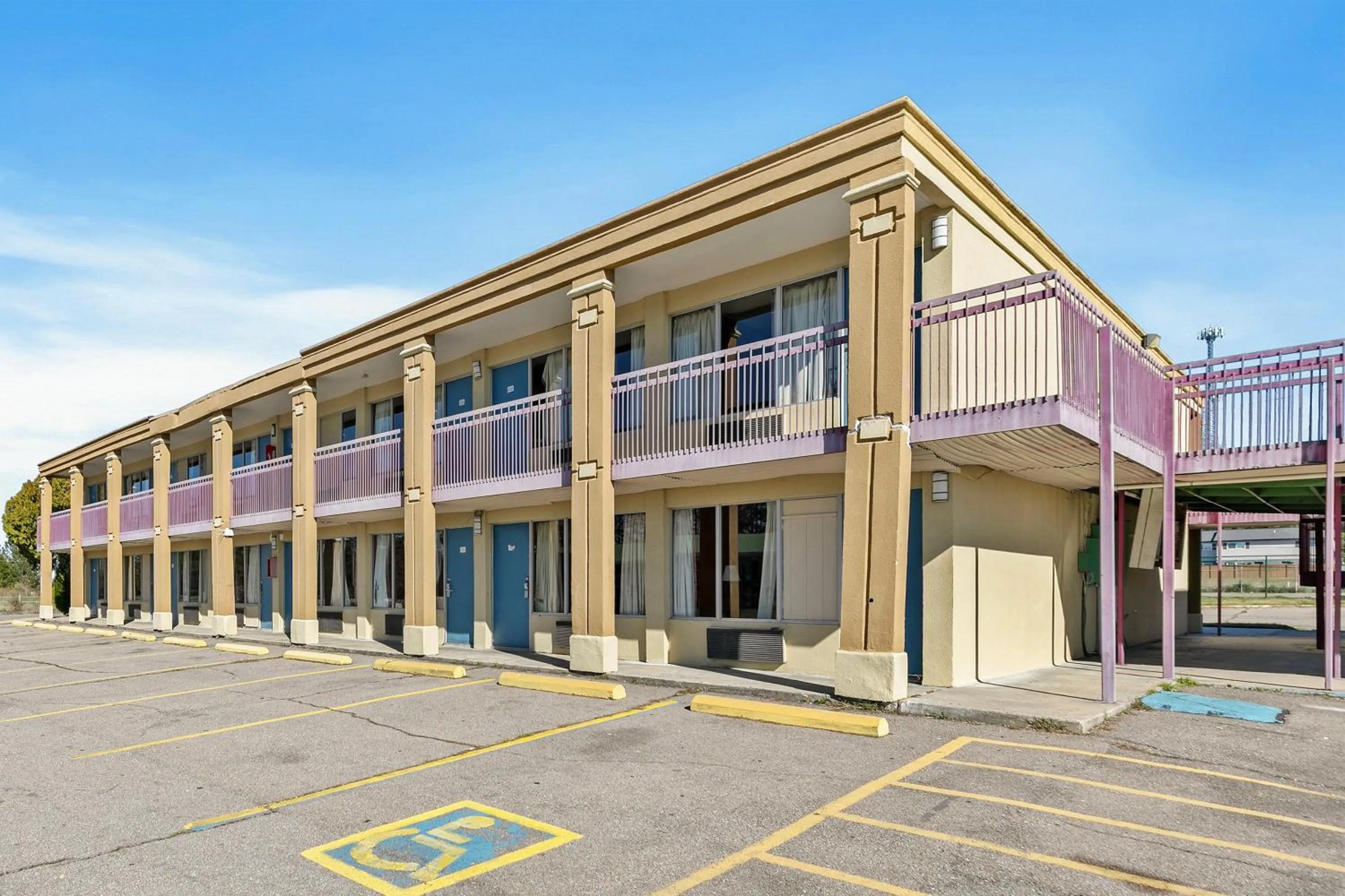 Parking in Luxury Inn By Hotel O Hattiesburg, MS